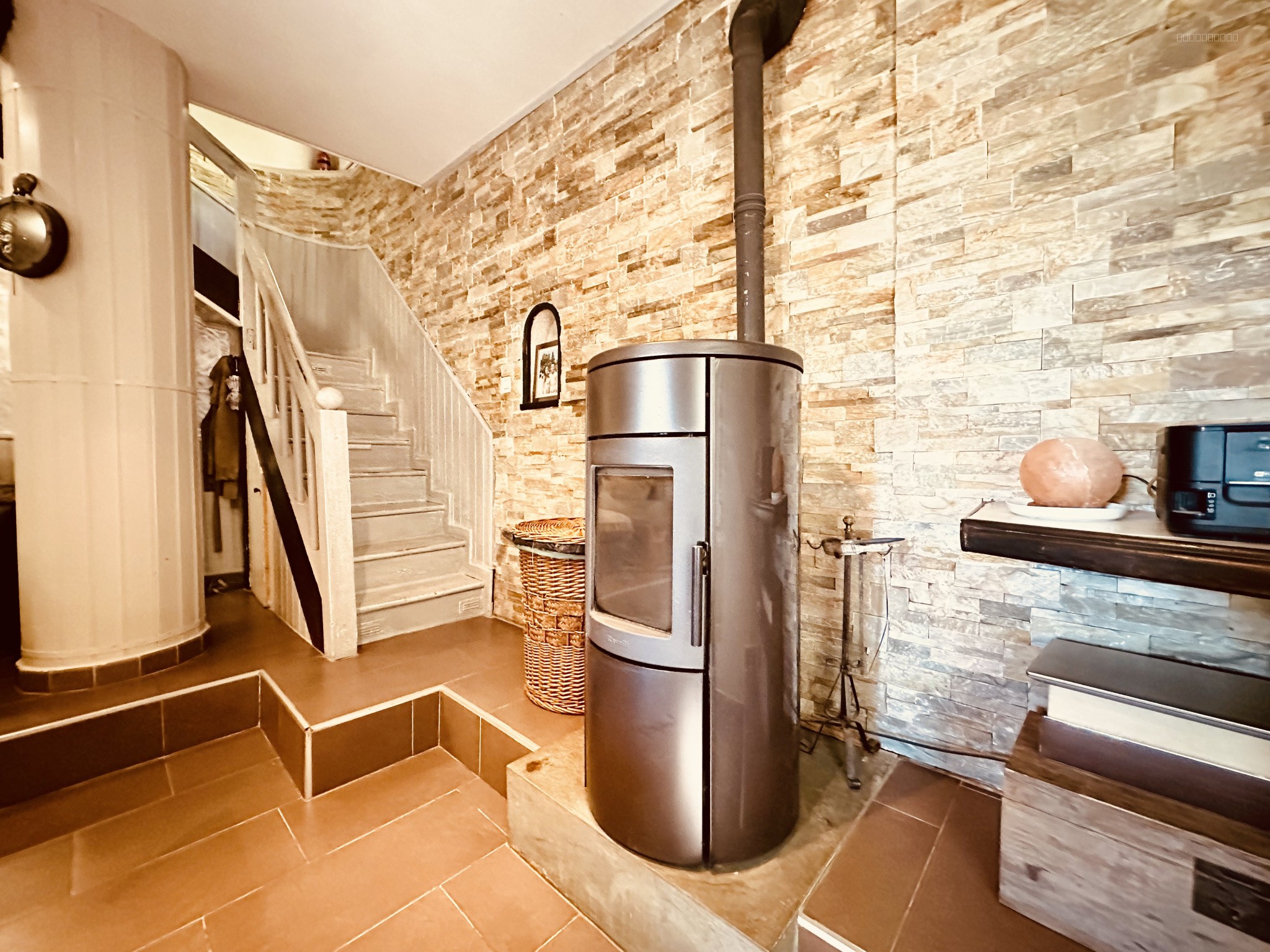 Charmante maison sur 2 niveaux avec terrasse en dernier étage, dépendance et histoire unique. — photo 7