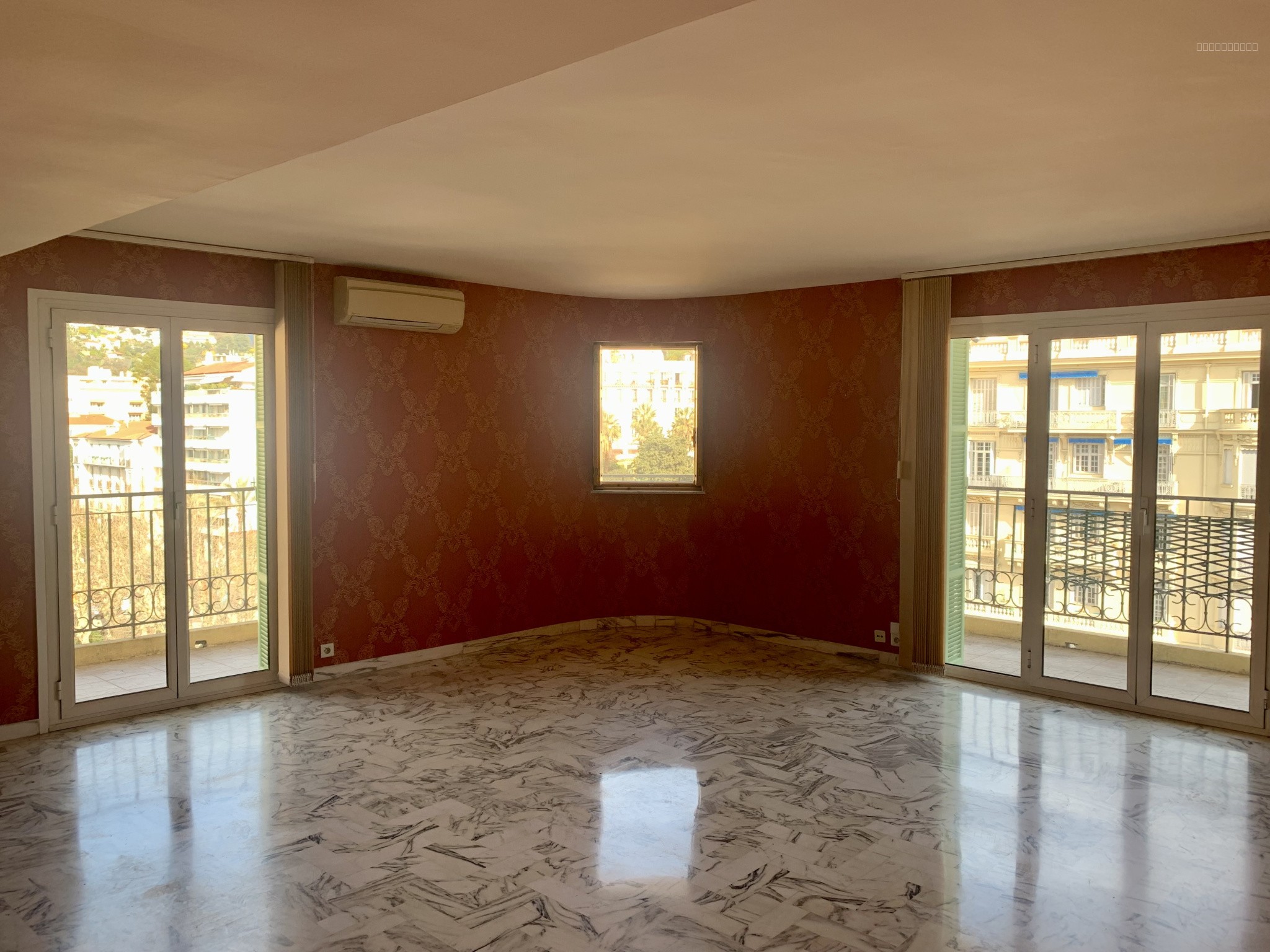 Menton : appartement trois pèces de 104 m2 en étage élevé, proche de la mer et du casino. — photo 3