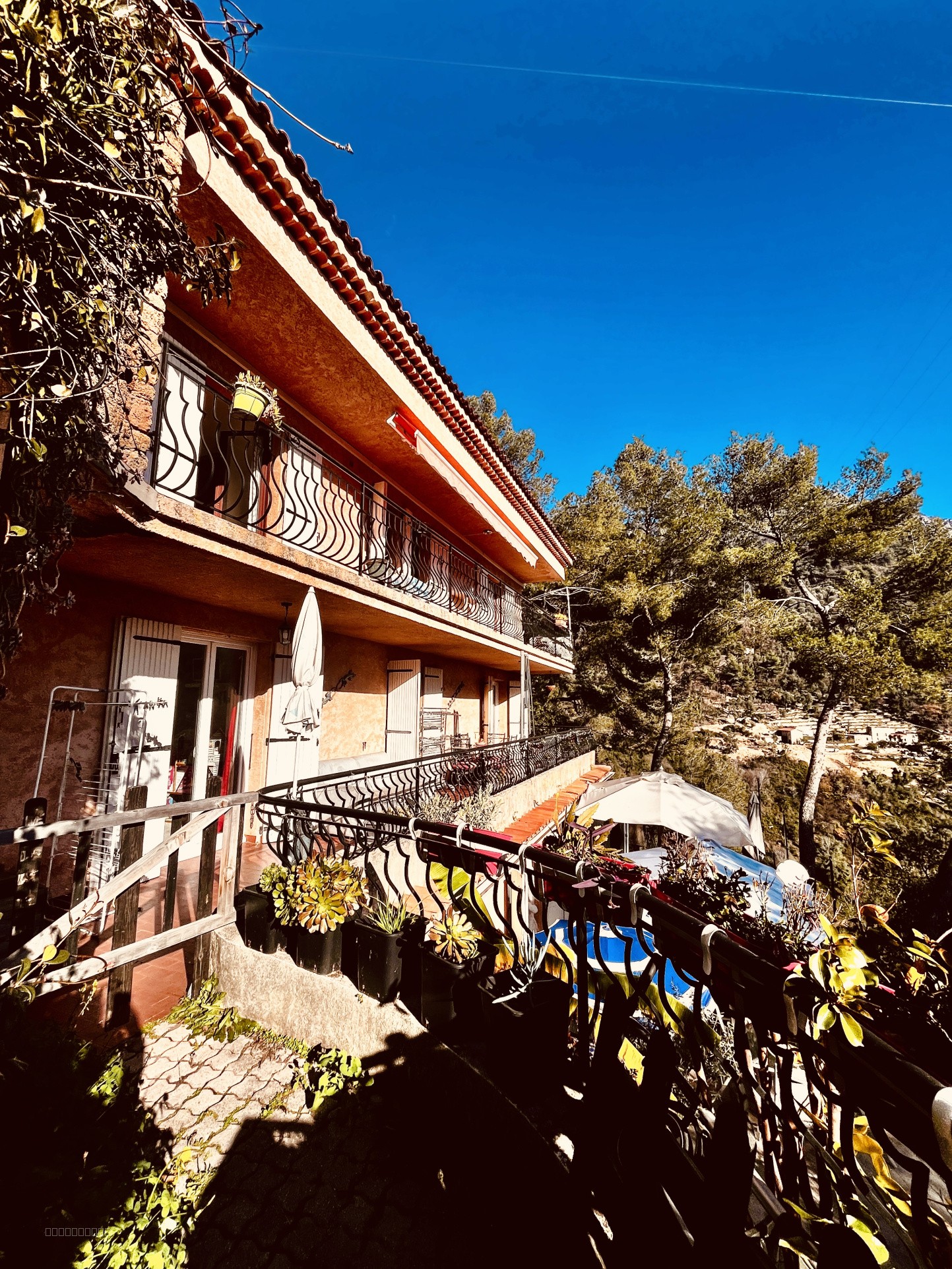 Menton grande maison divisée en plusieurs logements terrasses jardin parkings — photo 4