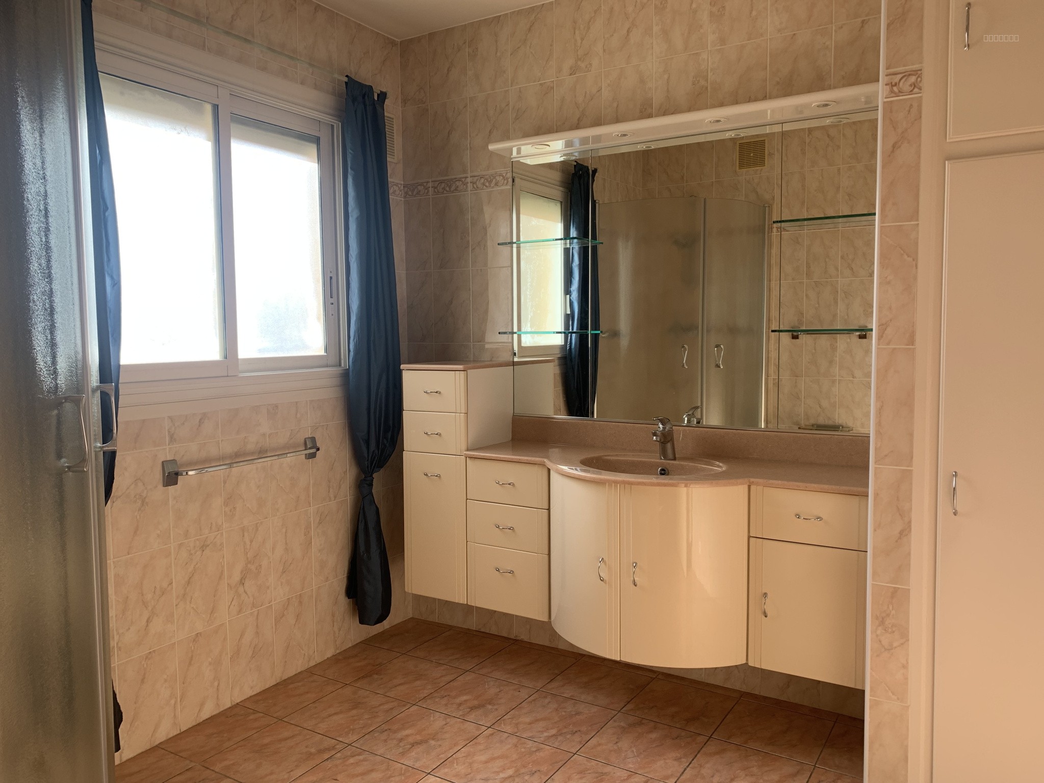 Menton : appartement trois pèces de 104 m2 en étage élevé, proche de la mer et du casino. — photo 15