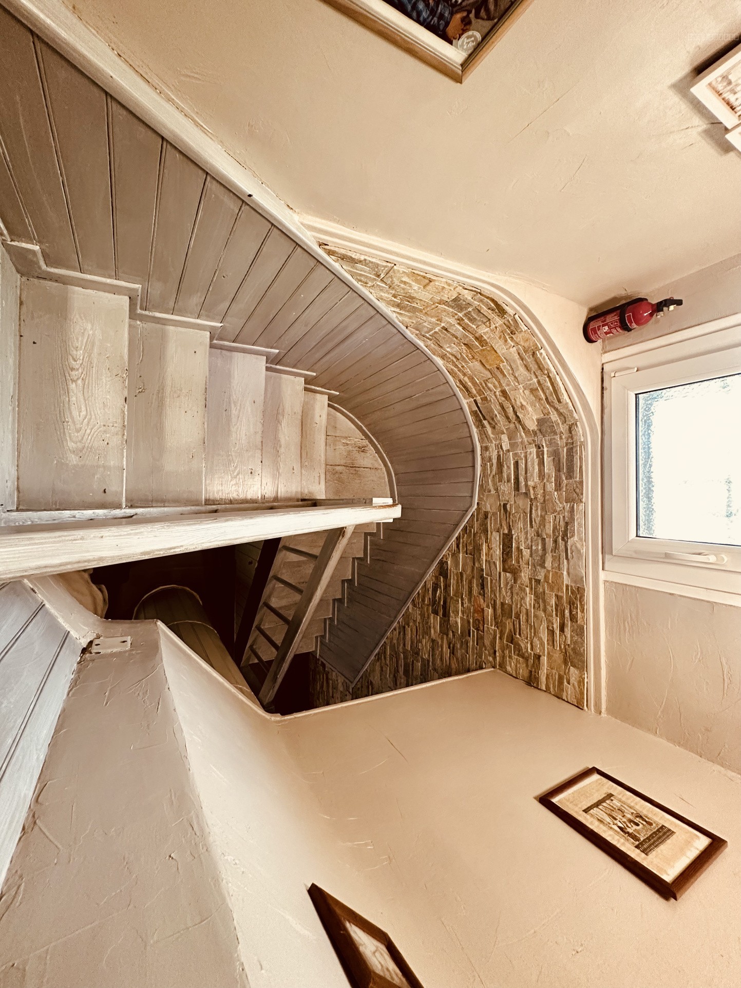 Charmante maison sur 2 niveaux avec terrasse en dernier étage, dépendance et histoire unique. — photo 9