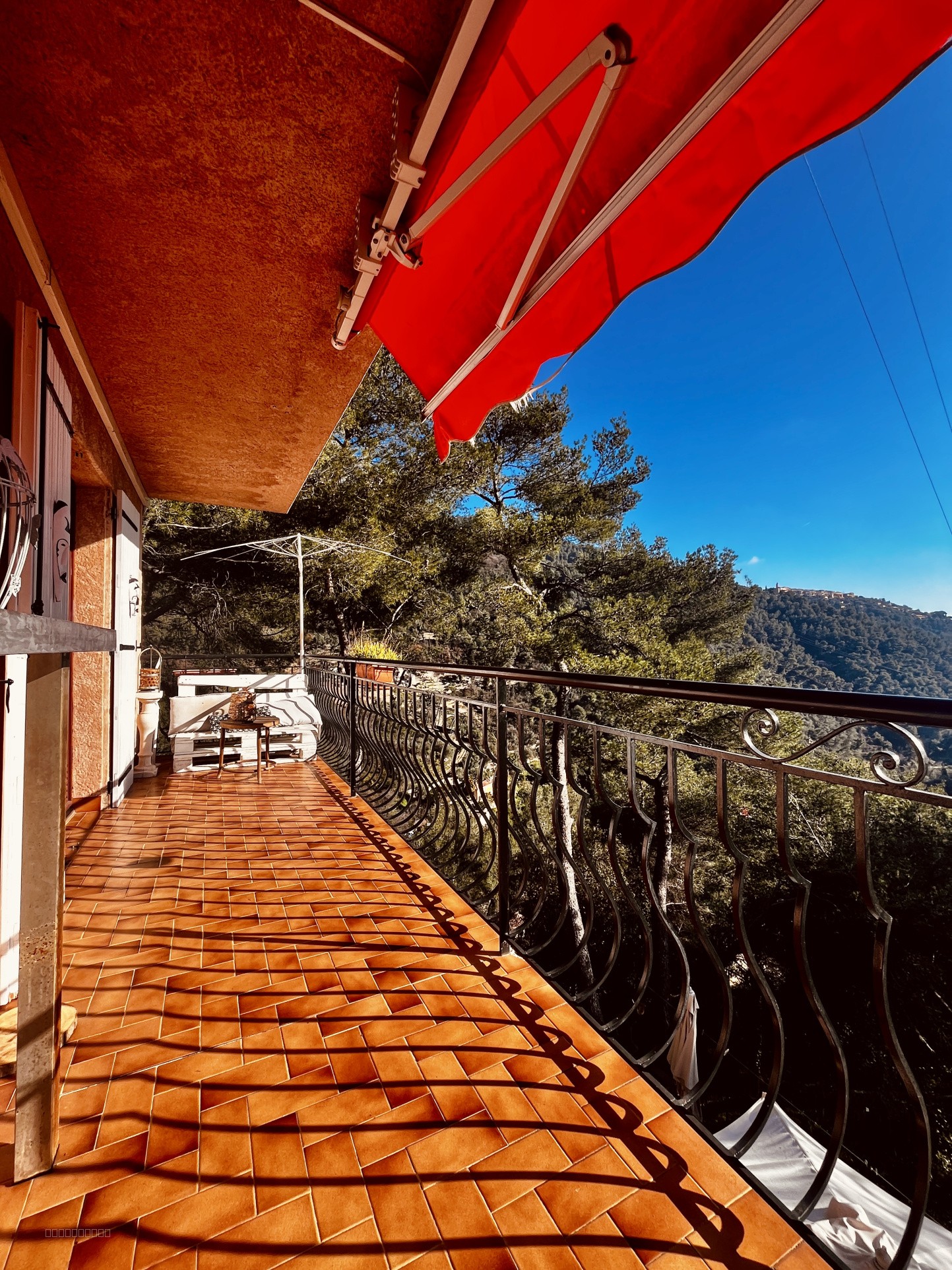 Menton grande maison divisée en plusieurs logements terrasses jardin parkings — photo 6