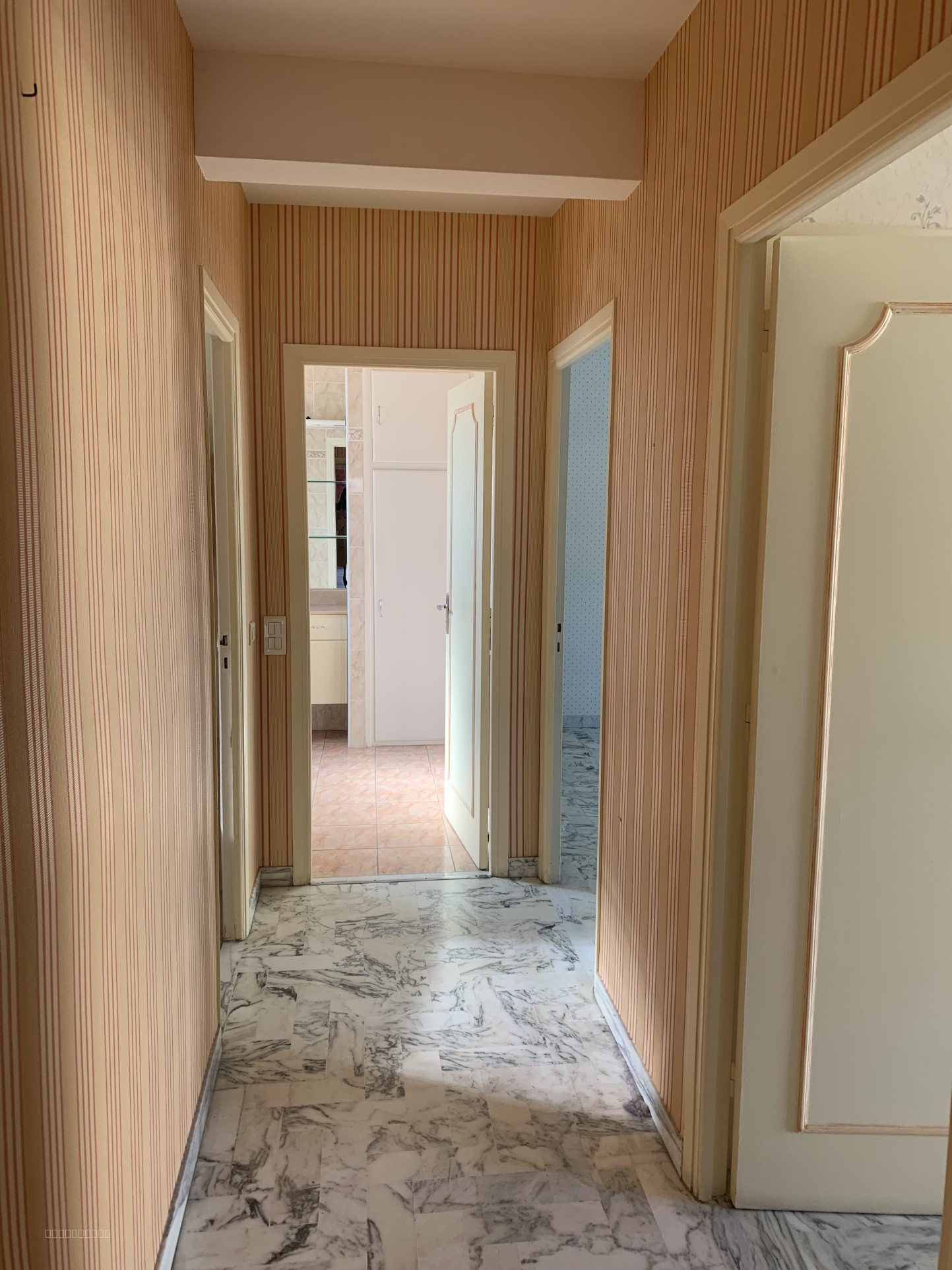 Menton : appartement trois pèces de 104 m2 en étage élevé, proche de la mer et du casino. — photo 8