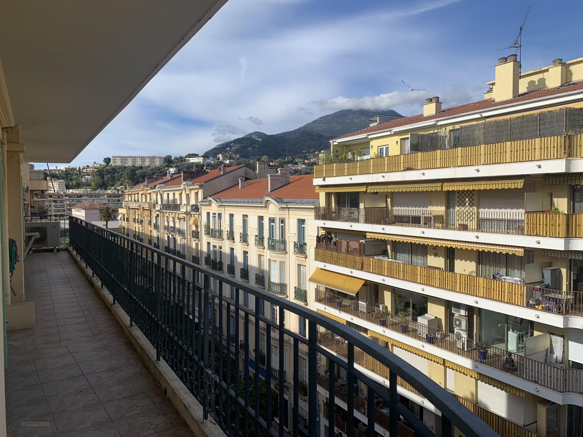 Menton : appartement trois pèces de 104 m2 en étage élevé, proche de la mer et du casino. — photo 10