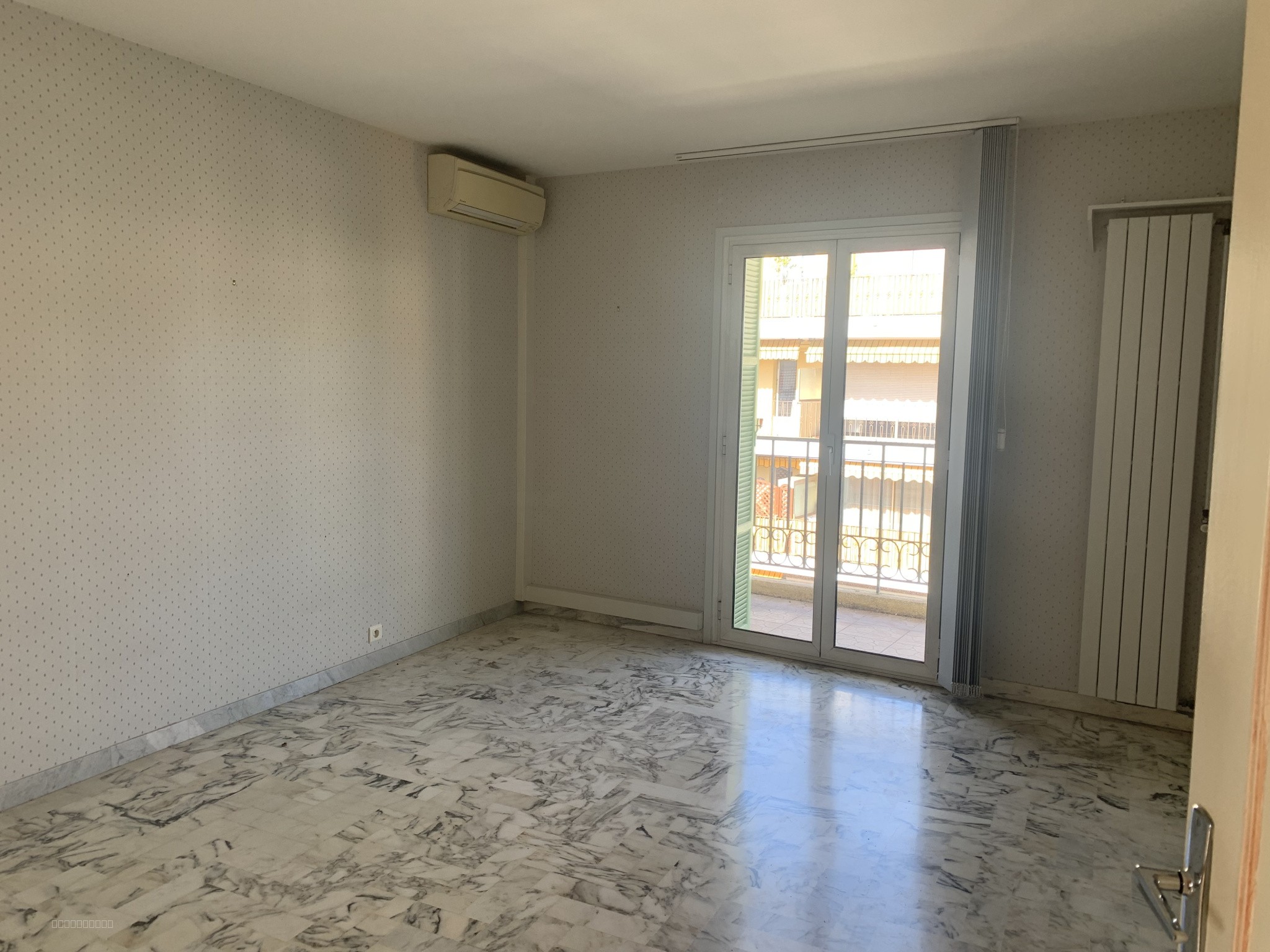 Menton : appartement trois pèces de 104 m2 en étage élevé, proche de la mer et du casino. — photo 14