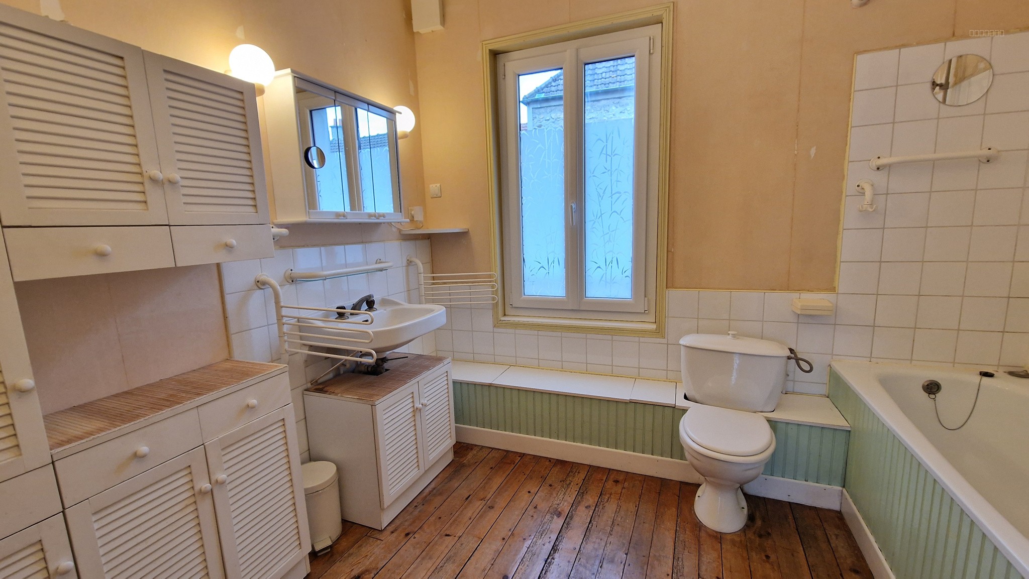 MAISON DE VILLE - 5 PIECES A MARLY LA VILLE. — photo 9