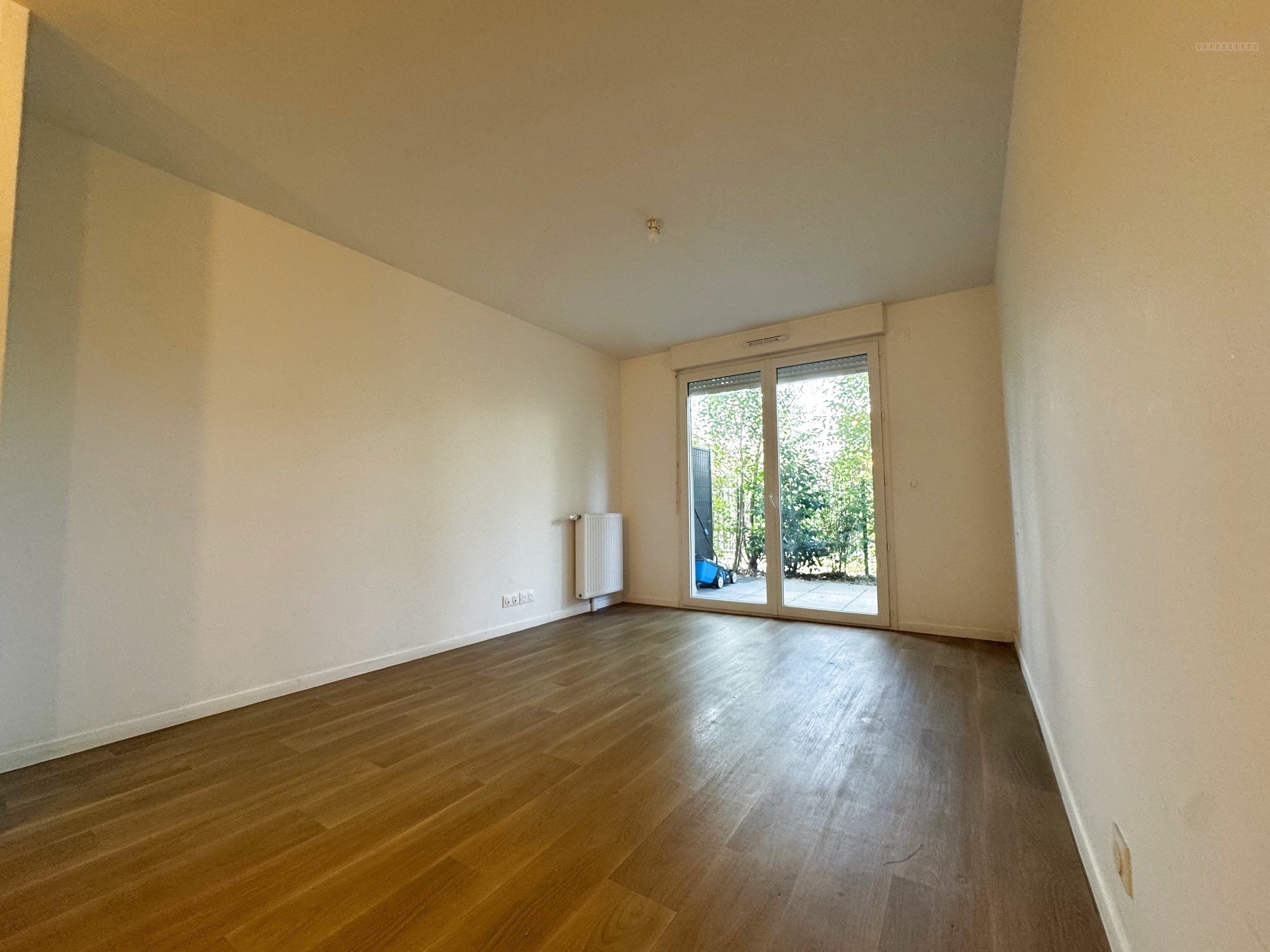 LOUVRES, appartement de 3 pièces avec terrasse et jardinet  et 2 places de parking en sous sol. — photo 3