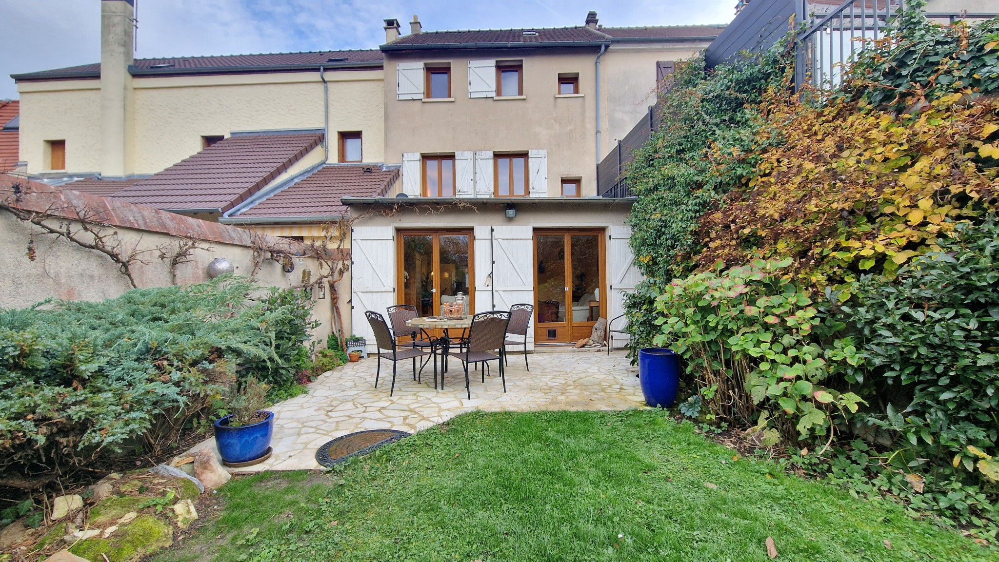 MAISON DE VILLE - 5 PIECES A MARLY LA VILLE. — photo 11