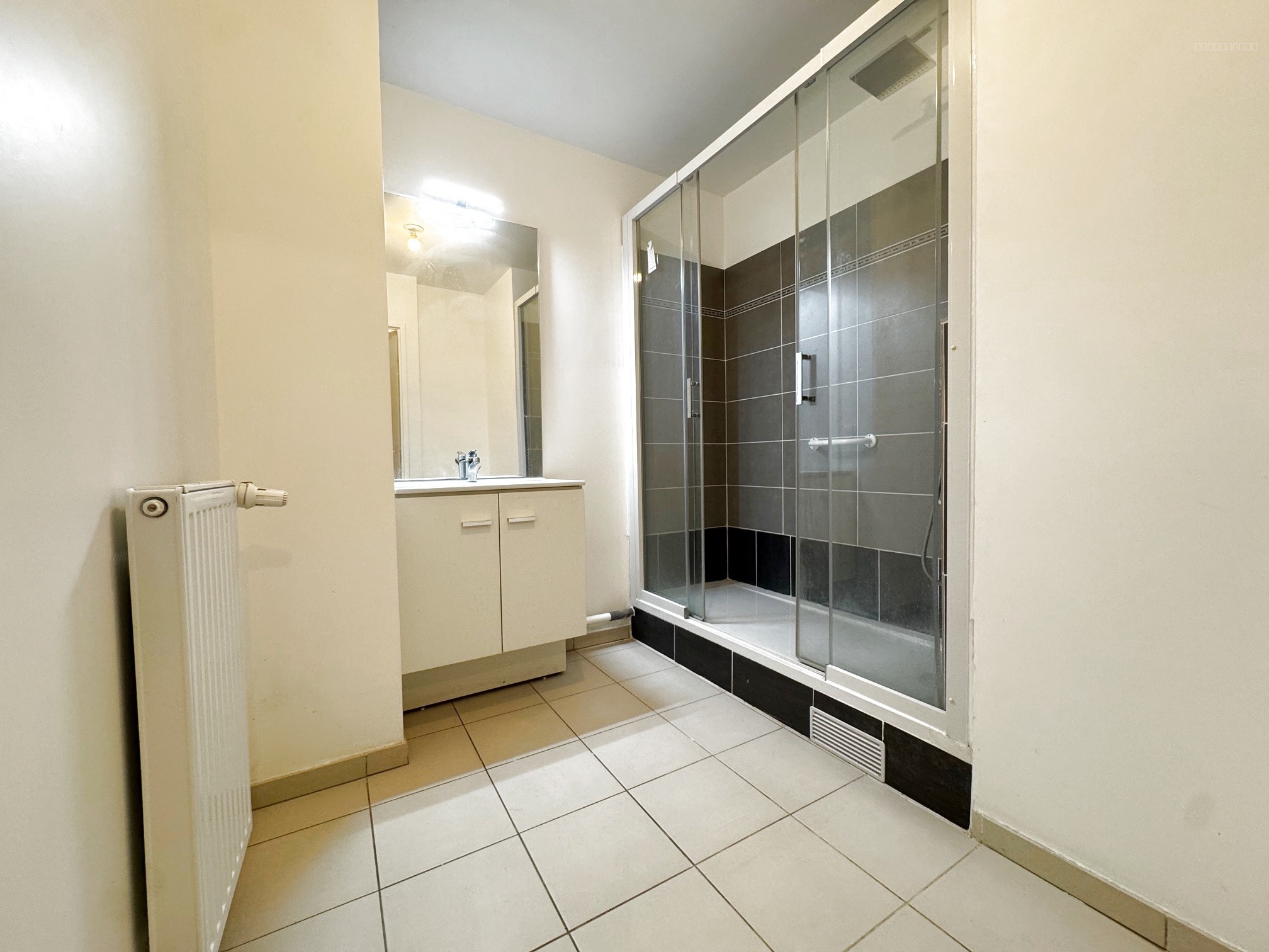 LOUVRES, appartement de 3 pièces avec terrasse et jardinet  et 2 places de parking en sous sol. — photo 7