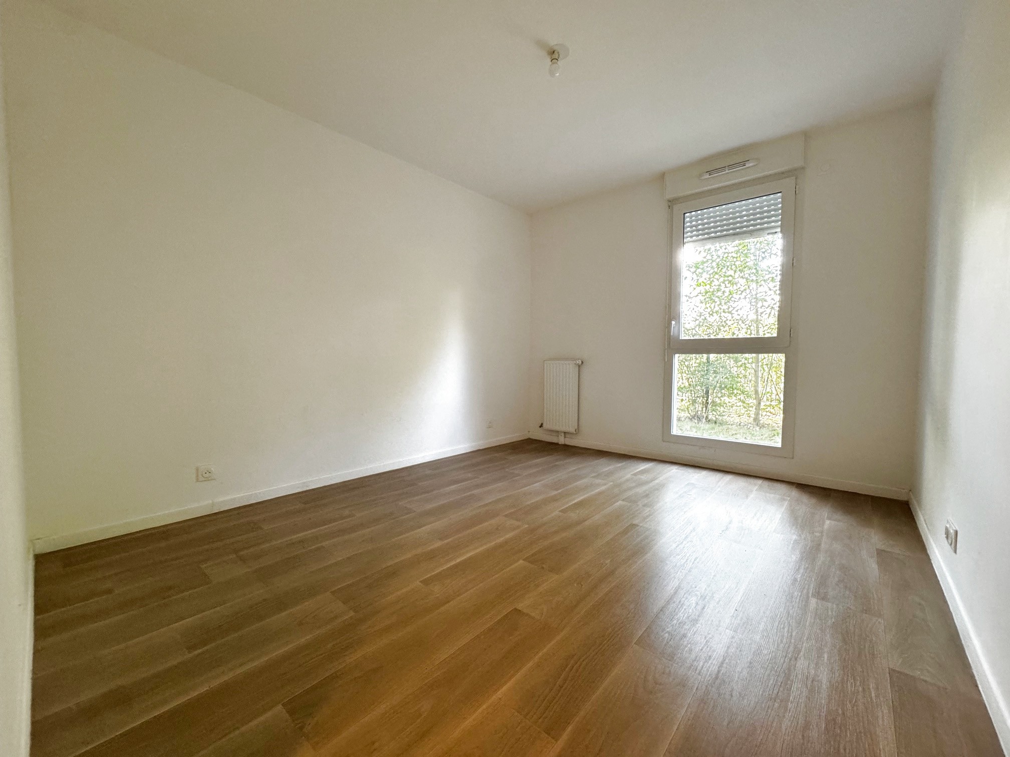 LOUVRES, appartement de 3 pièces avec terrasse et jardinet  et 2 places de parking en sous sol. — photo 5