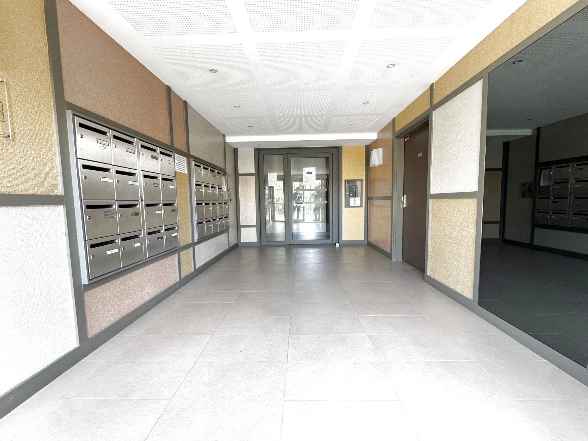LOUVRES, appartement de 3 pièces avec terrasse et jardinet  et 2 places de parking en sous sol. — photo 8