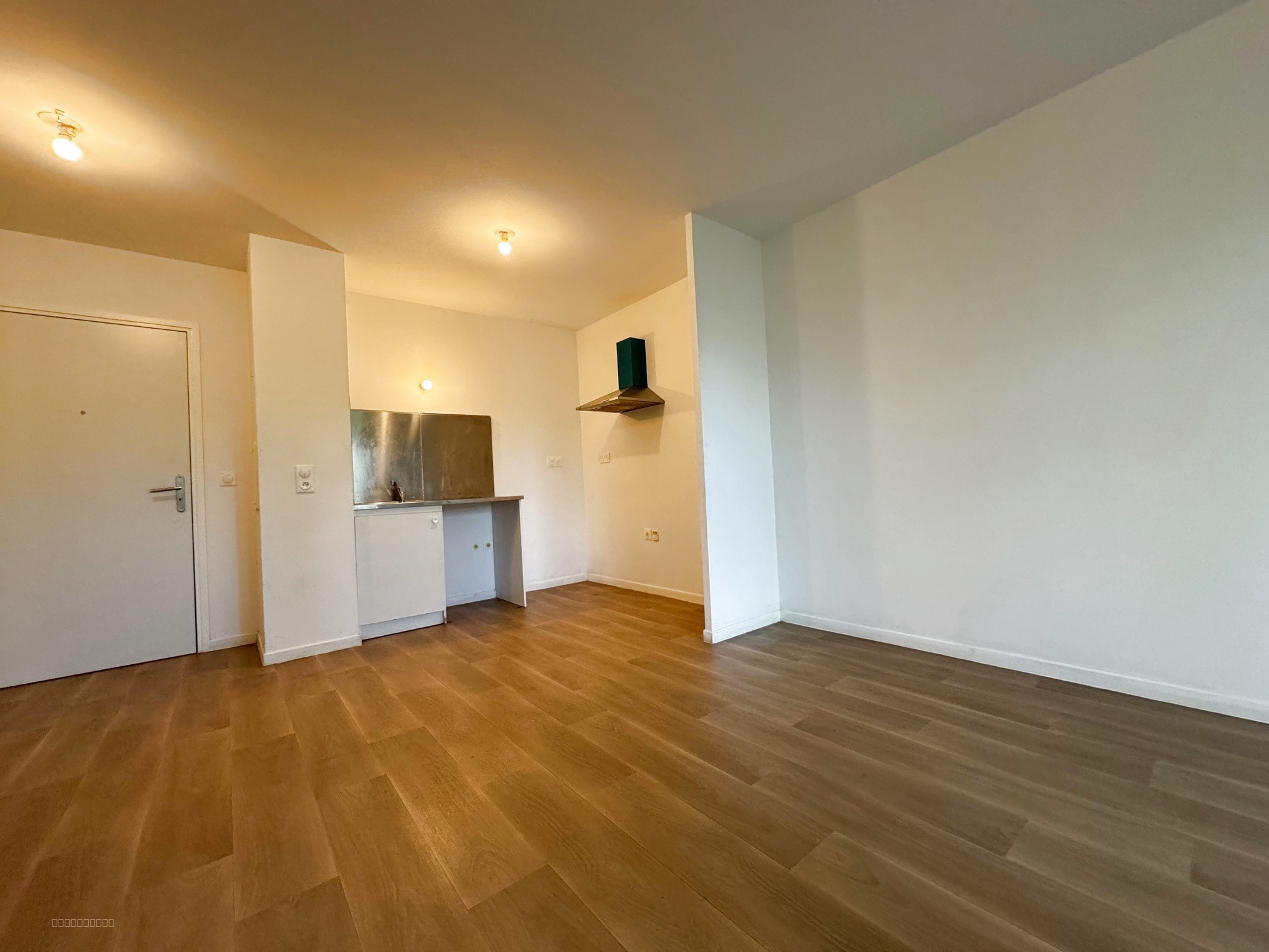 LOUVRES, appartement de 3 pièces avec terrasse et jardinet  et 2 places de parking en sous sol. — photo 4