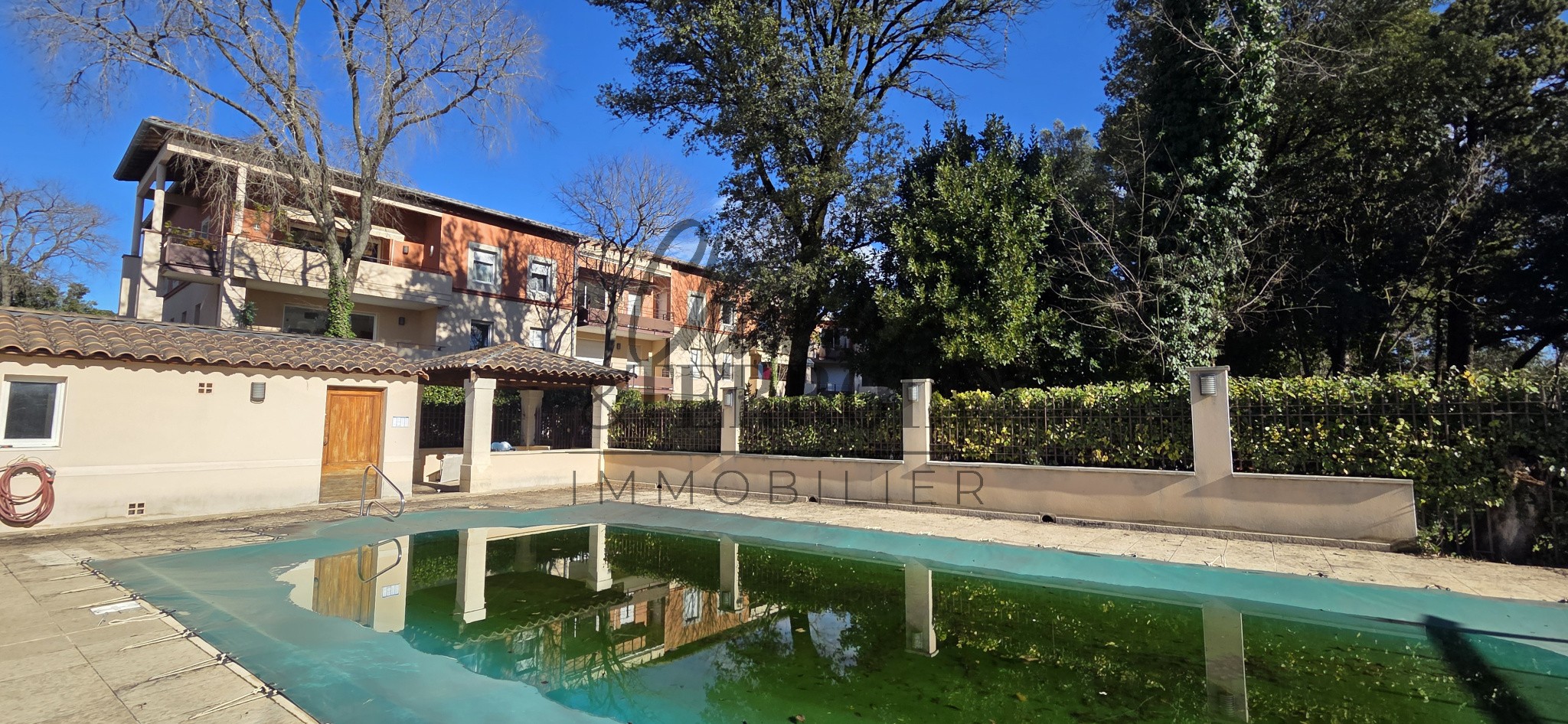Centre ville UZES Appartement dans résidence de standing avec piscine — photo 13
