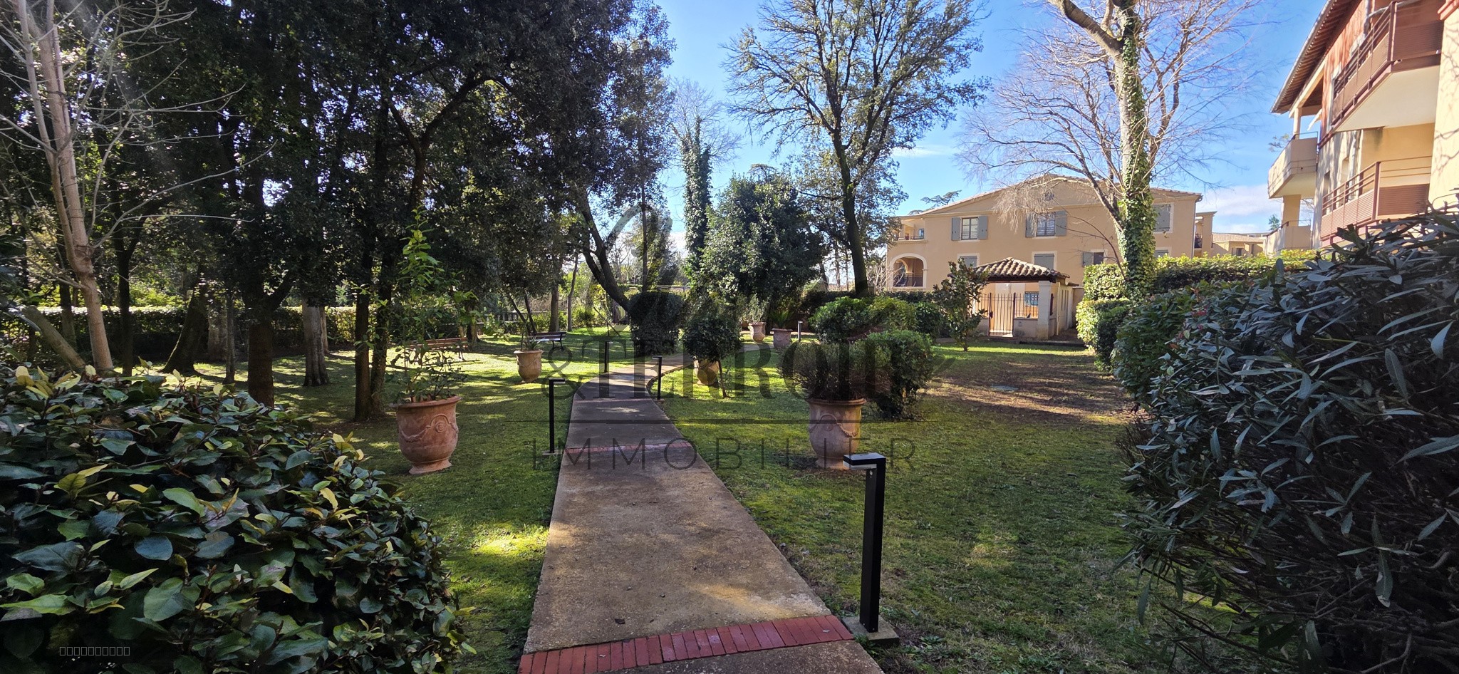 Centre ville UZES Appartement dans résidence de standing avec piscine — photo 2