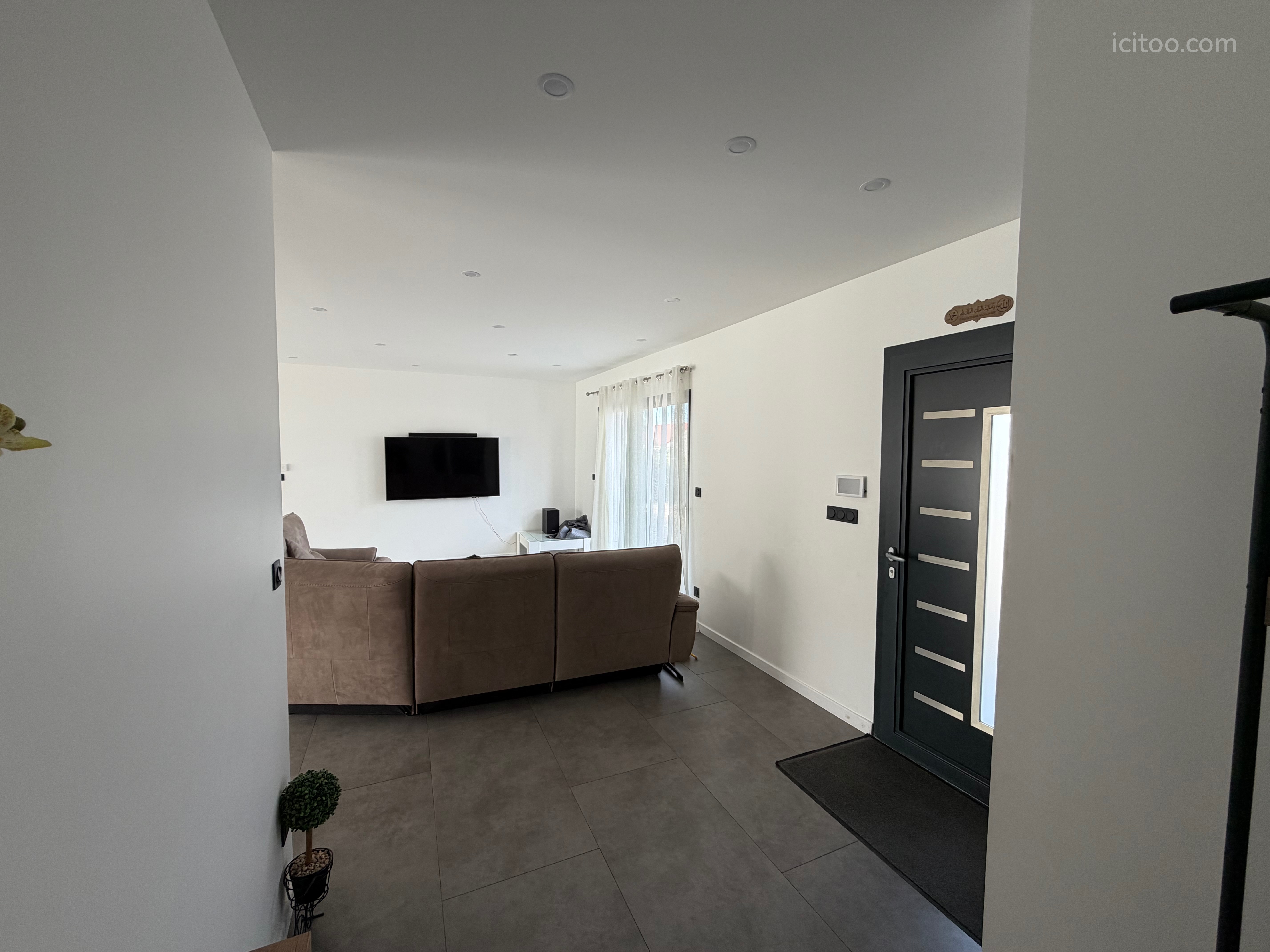 Cuisine moderne entièrement équipée avec îlot central et tabourets, maison à vendre au Controis-en-Sologne.