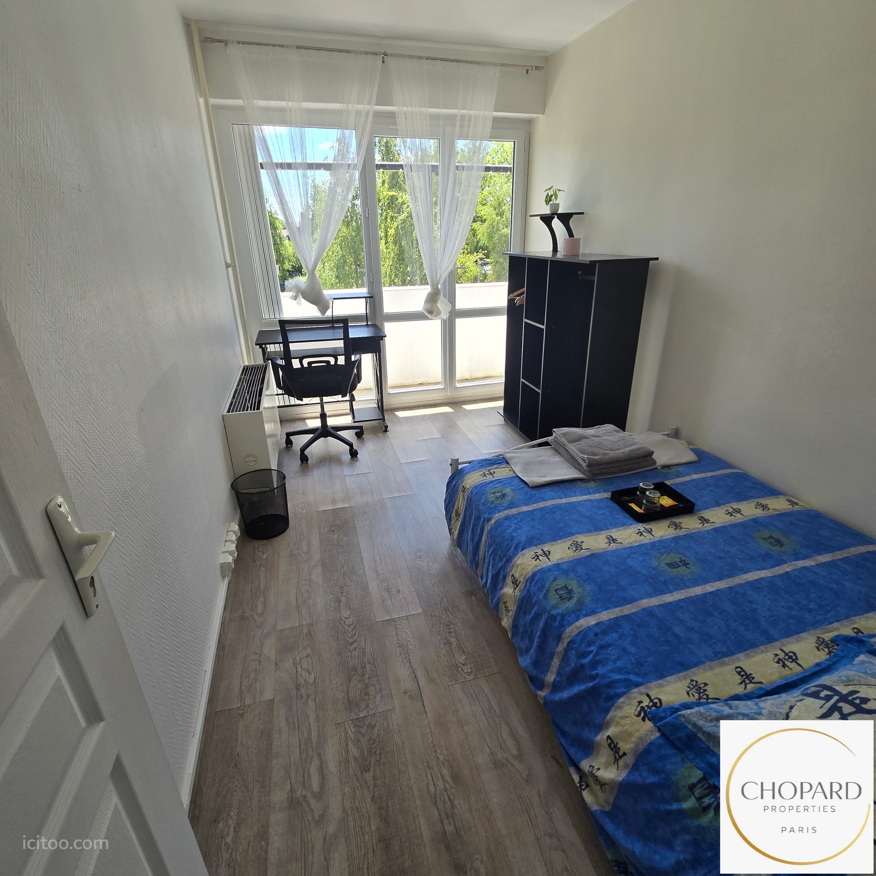 Chambre meublée avec lit simple, bureau et fenêtre donnant sur l'extérieur, appartement T5 à vendre à Rouen.