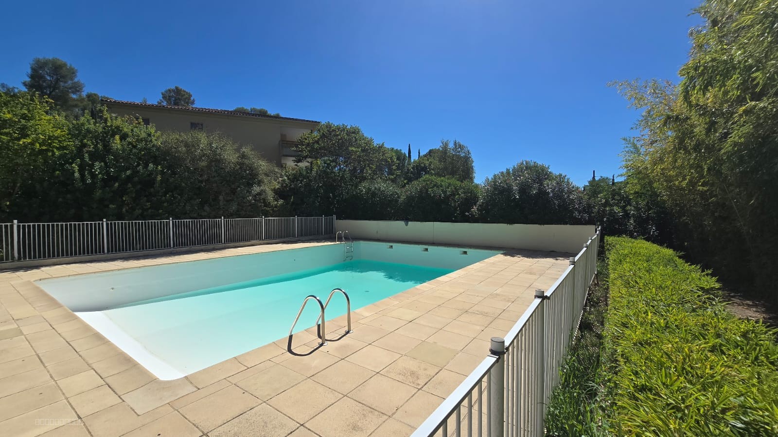 P3 résidence standing recherchée piscine — photo 2