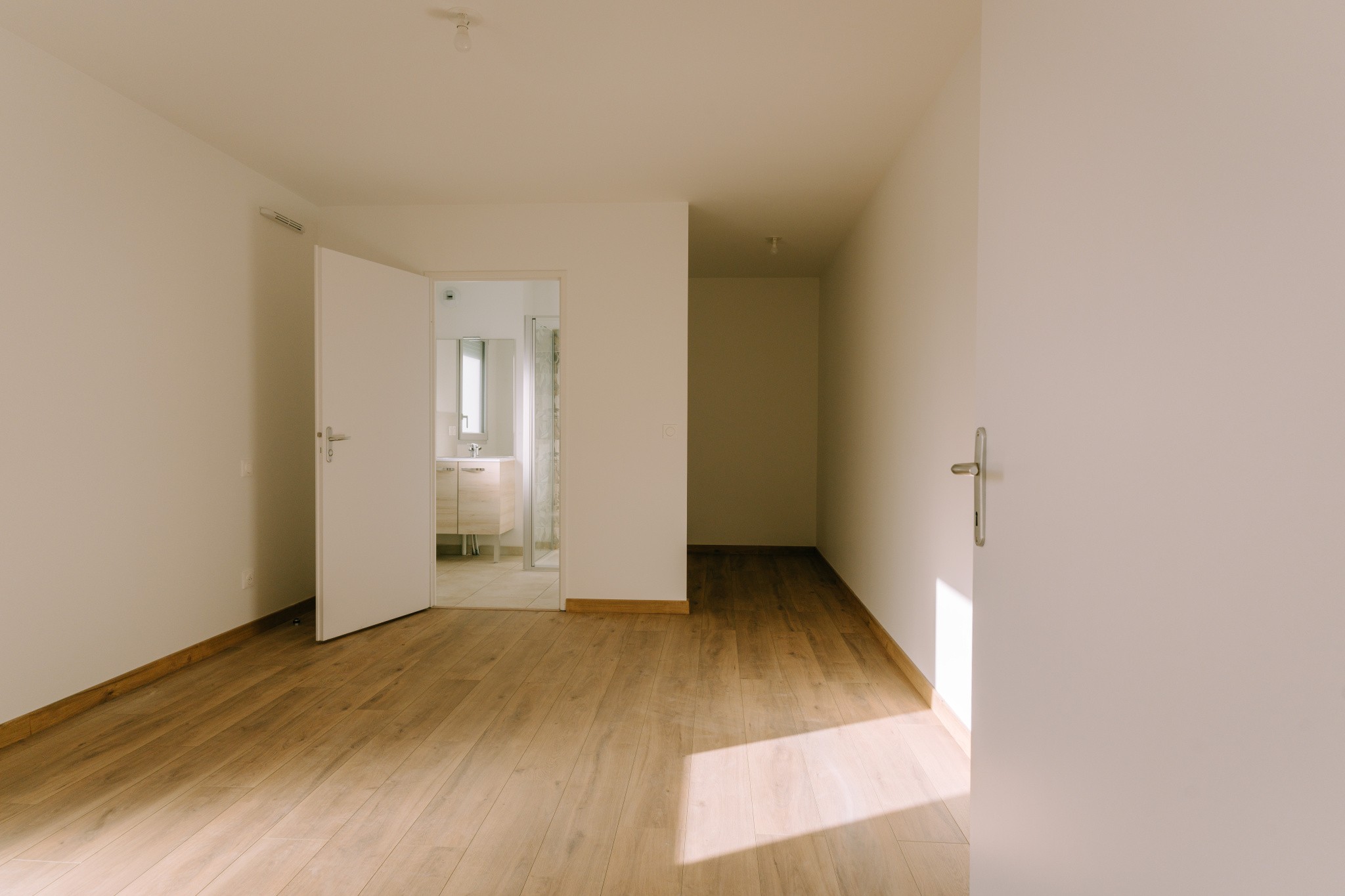 APPARTEMENT MEUBLE T4 EN RDC PROCHE CENTRE-VILLE ET GARE — photo 10