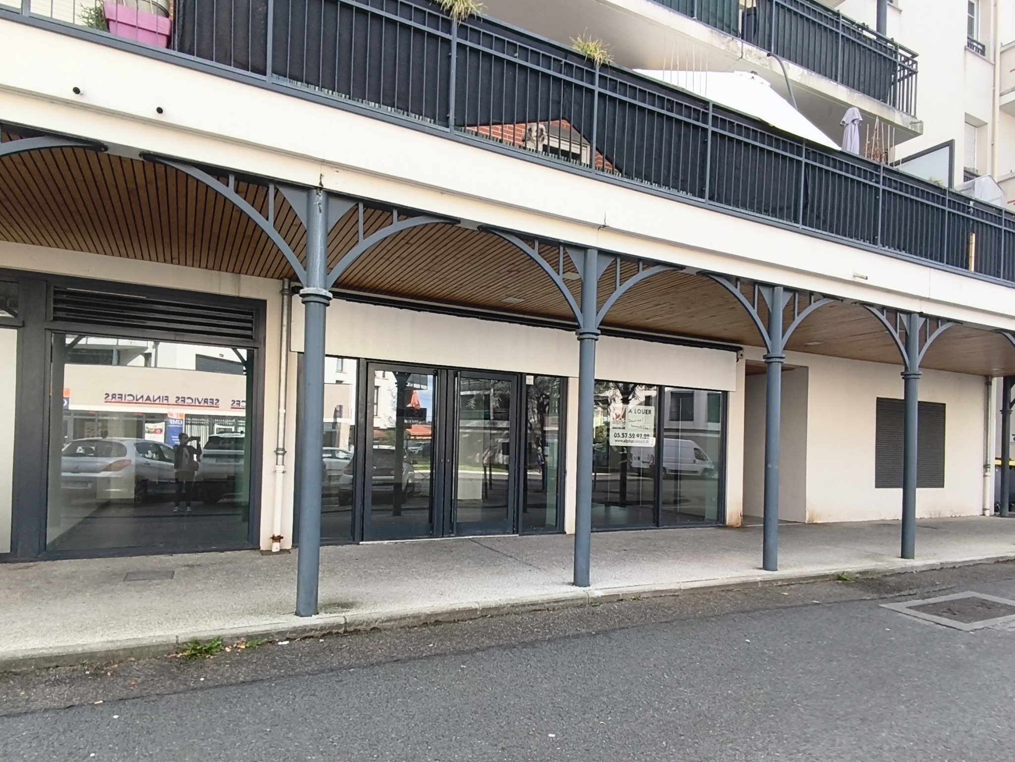 LOCAL COMMERCIAL — photo 3
