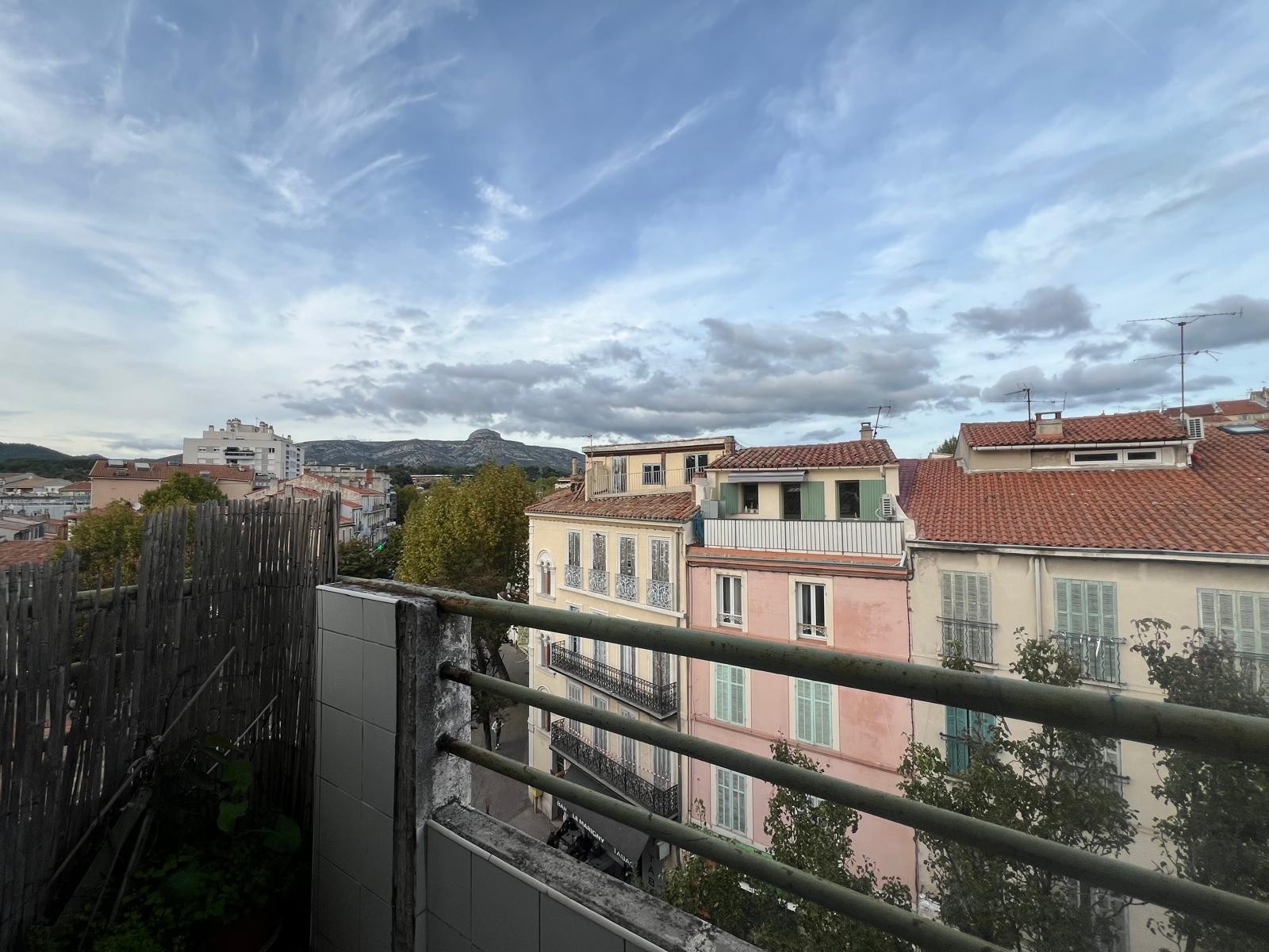 Appartement T3 traversant avec terrasse   Dernier étage   Vue Garlaban — photo 2
