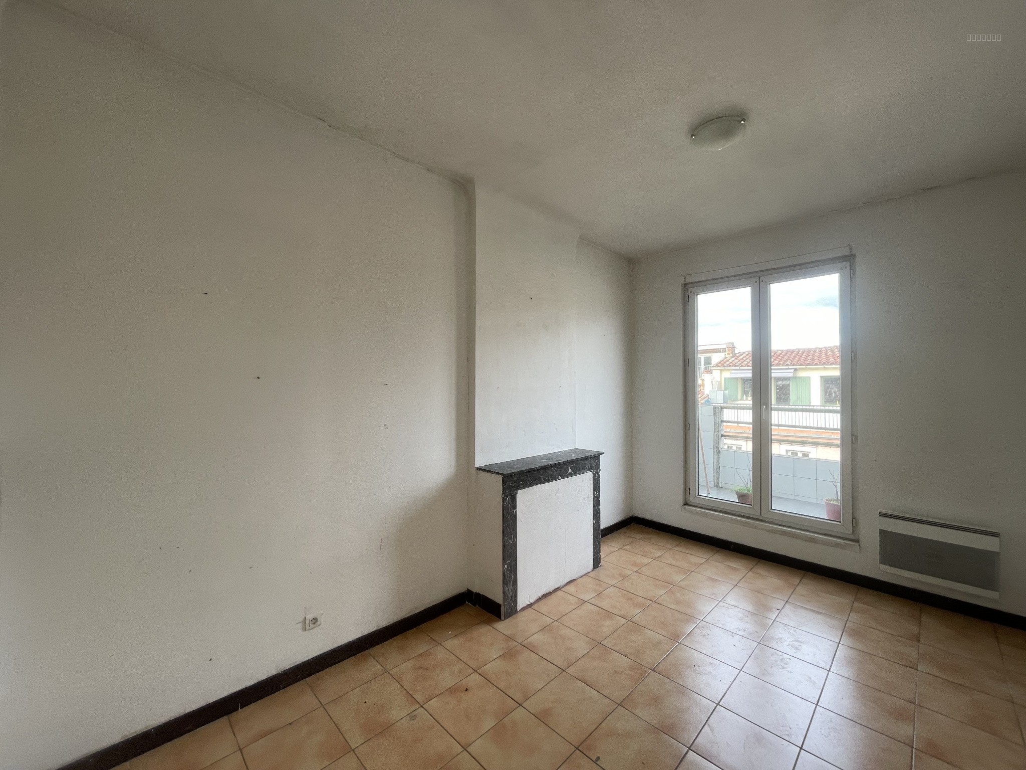 Appartement T3 traversant avec terrasse   Dernier étage   Vue Garlaban — photo 3