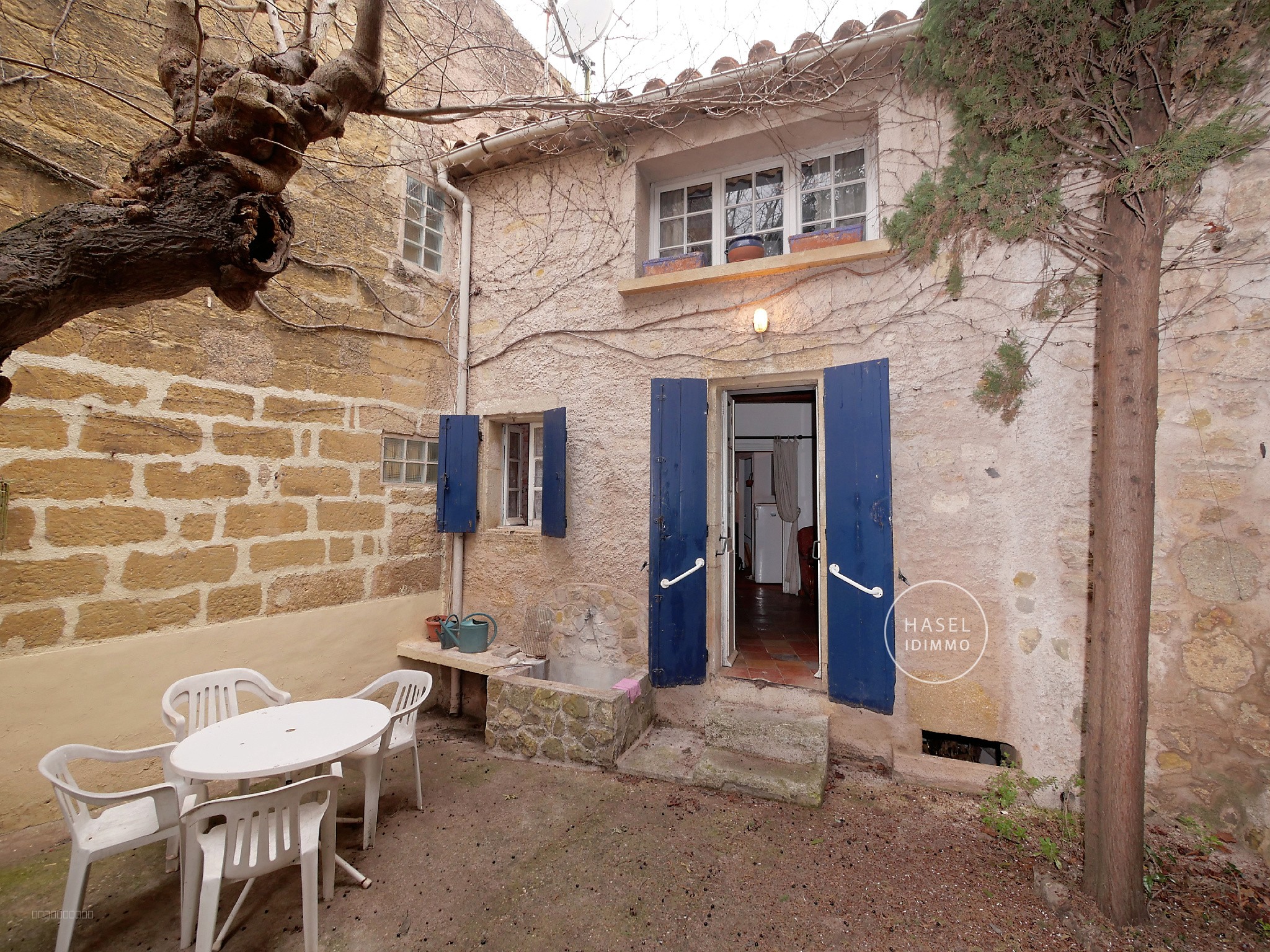 Castelnau de Guers, secteur Pézenas, centre historique, deux maisons typiques autour d'une grande cour à l'abr — photo 18