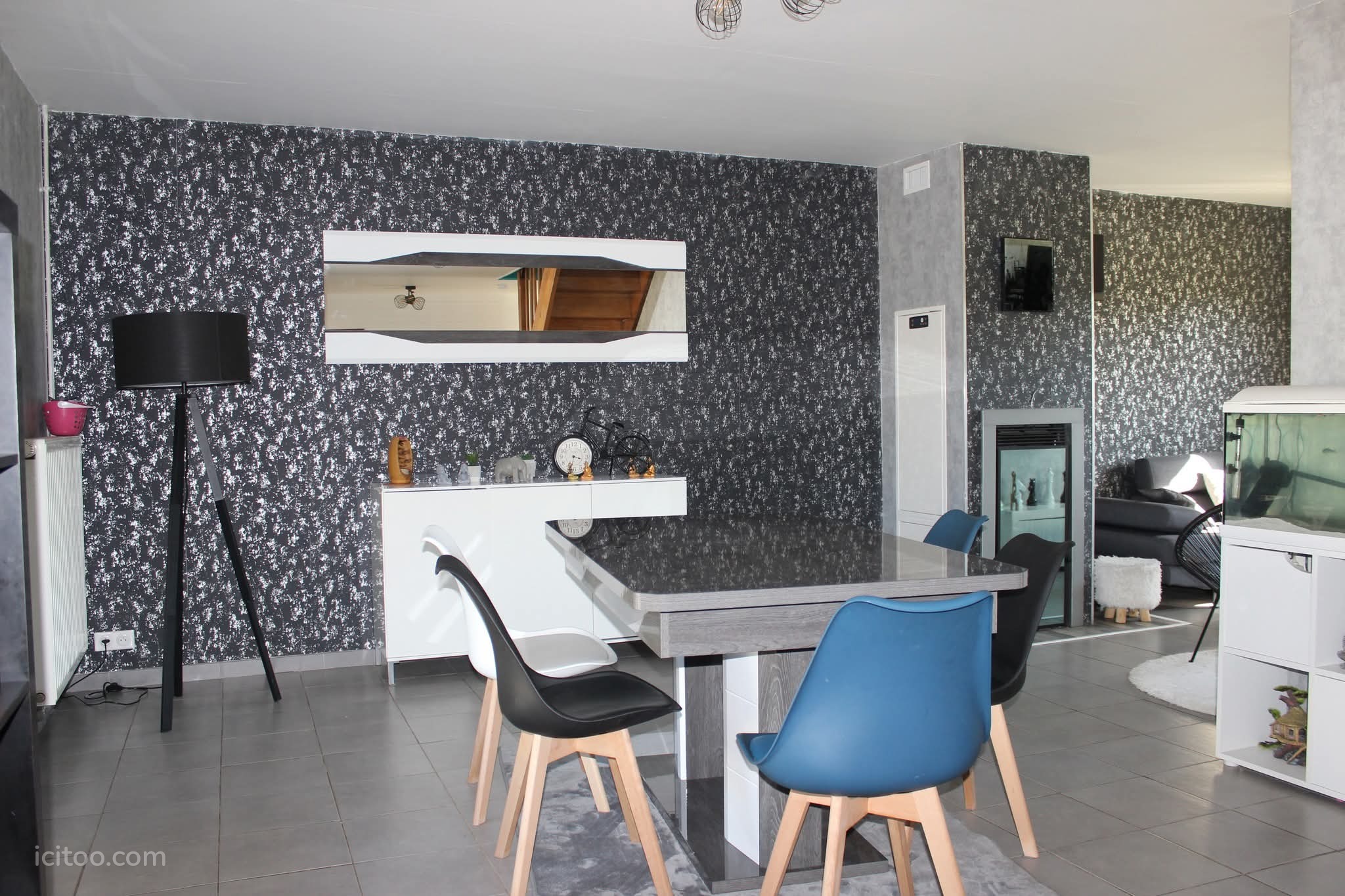 Salle à manger moderne avec table et chaises, papier peint design, maison à vendre à Lanthes