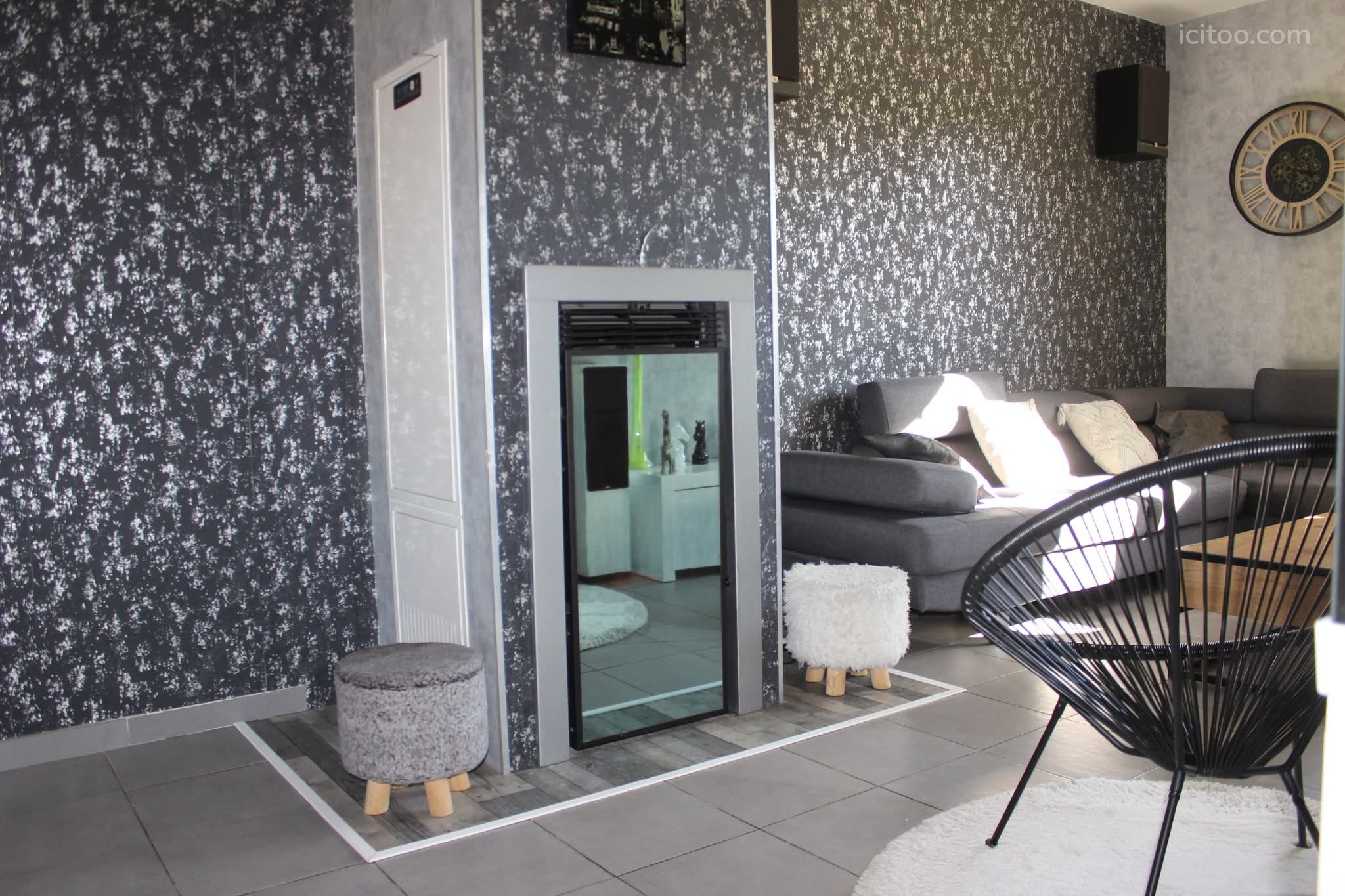 Séjour avec cheminée, canapé confortable et décoration moderne, maison à vendre à Lanthes