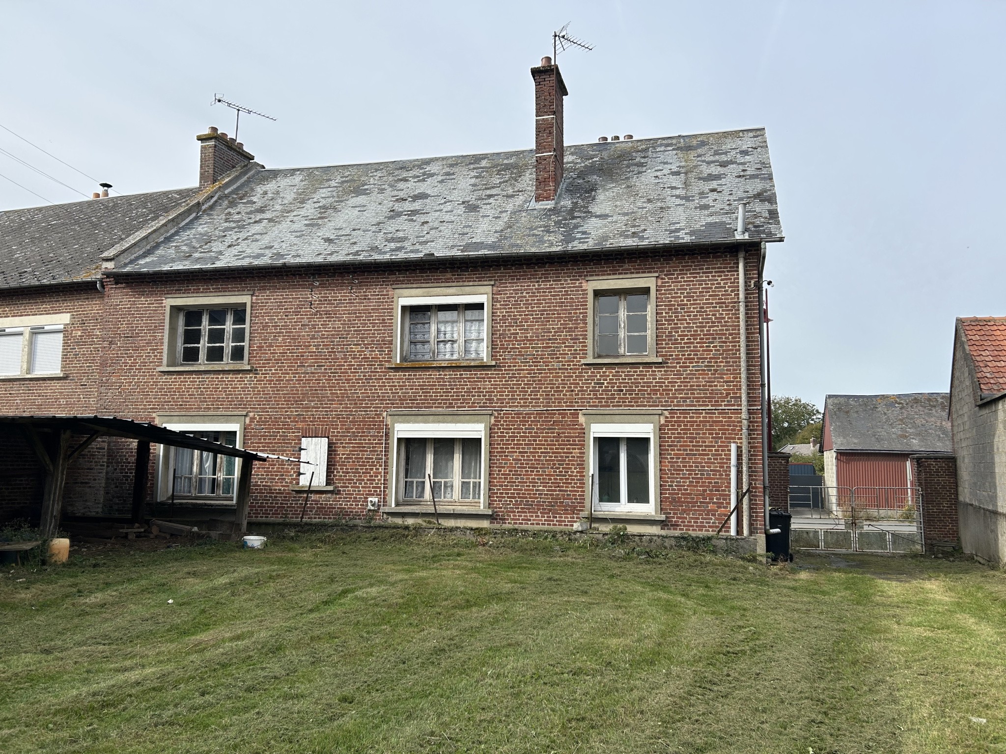 Maison en briques à rénover avec du potentiel — photo 12