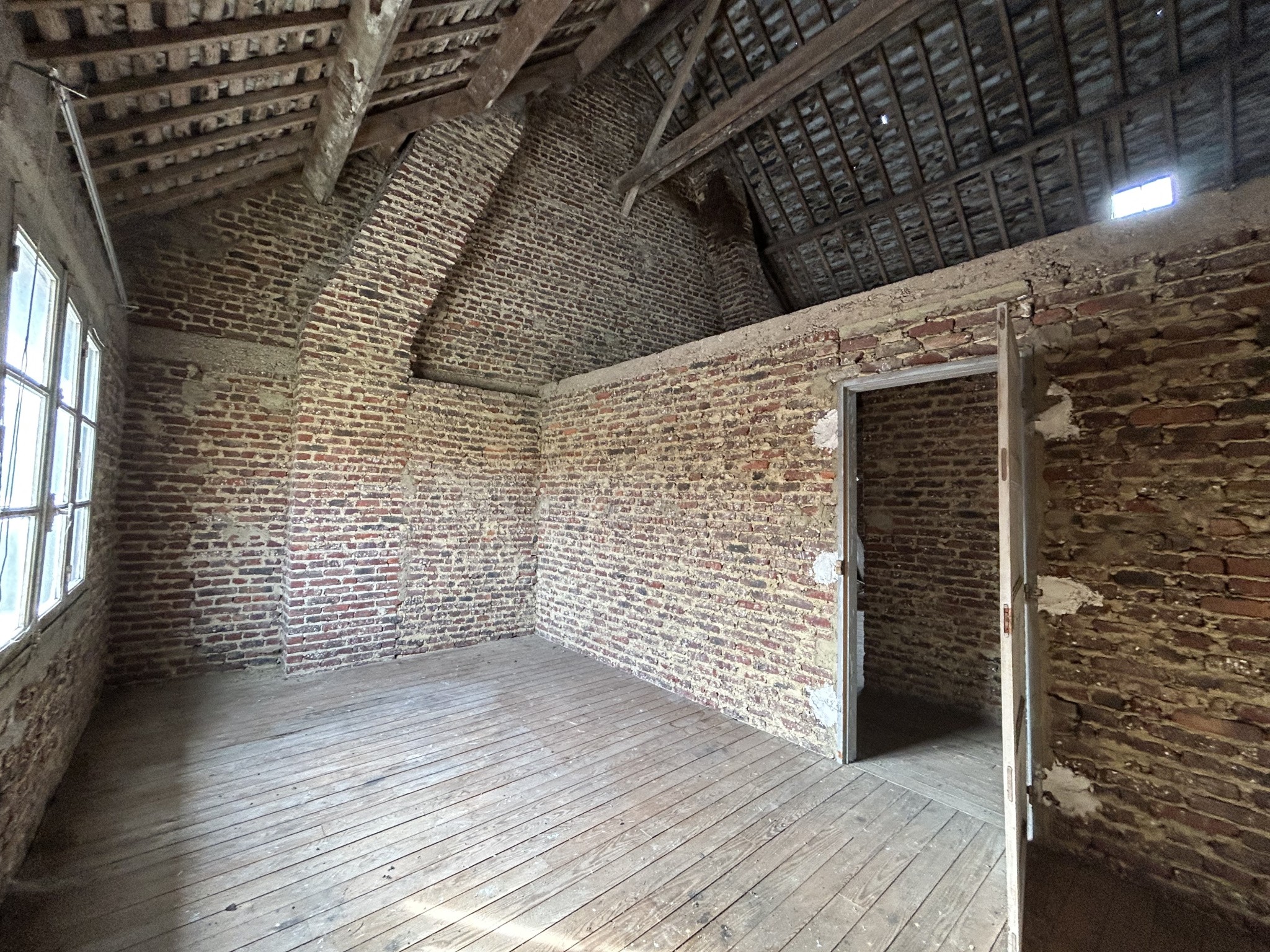 Maison en briques à rénover avec du potentiel — photo 9