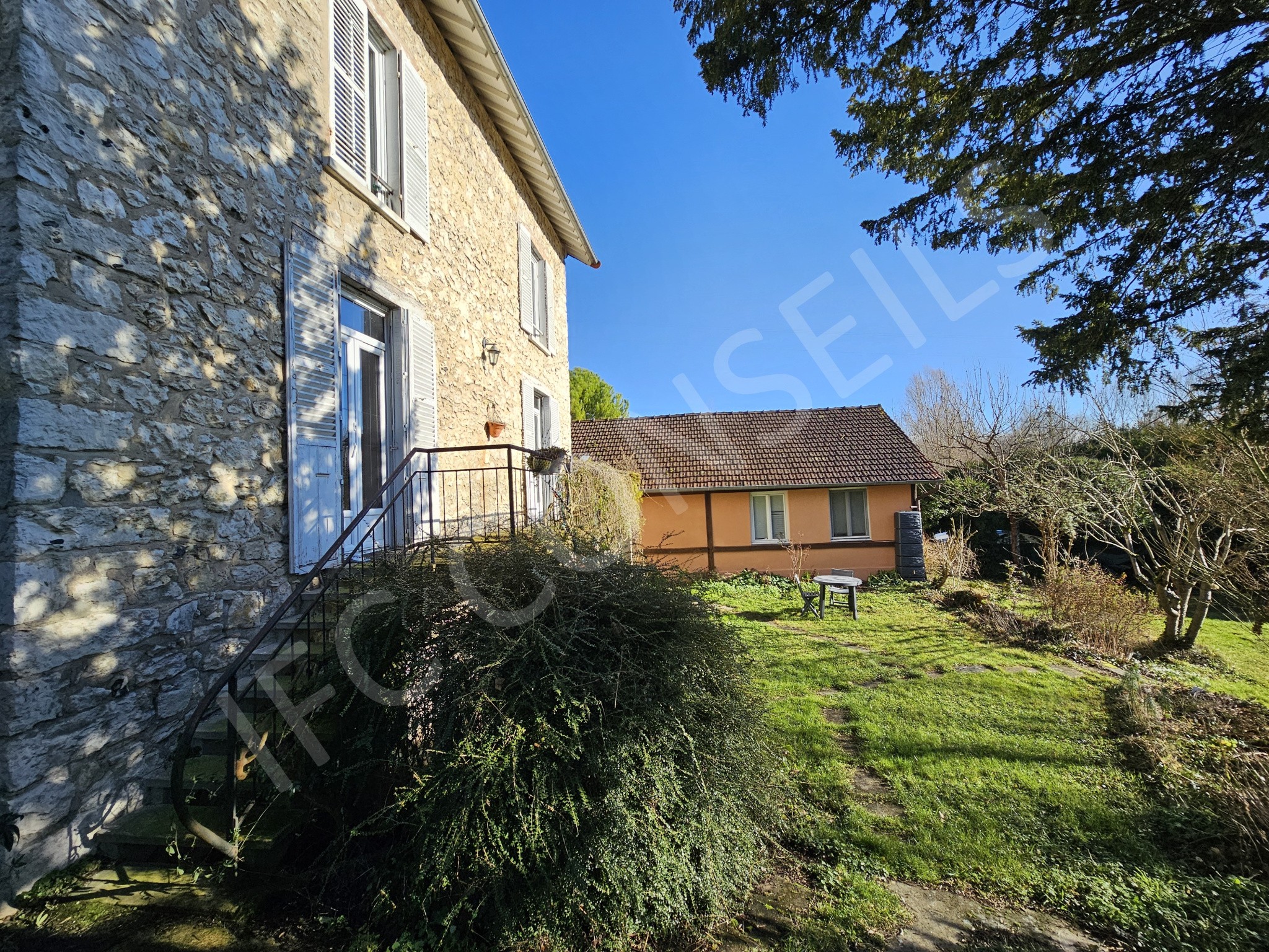 Ensemble immobilier composé de 3 logements et un terrain constructible — photo 2