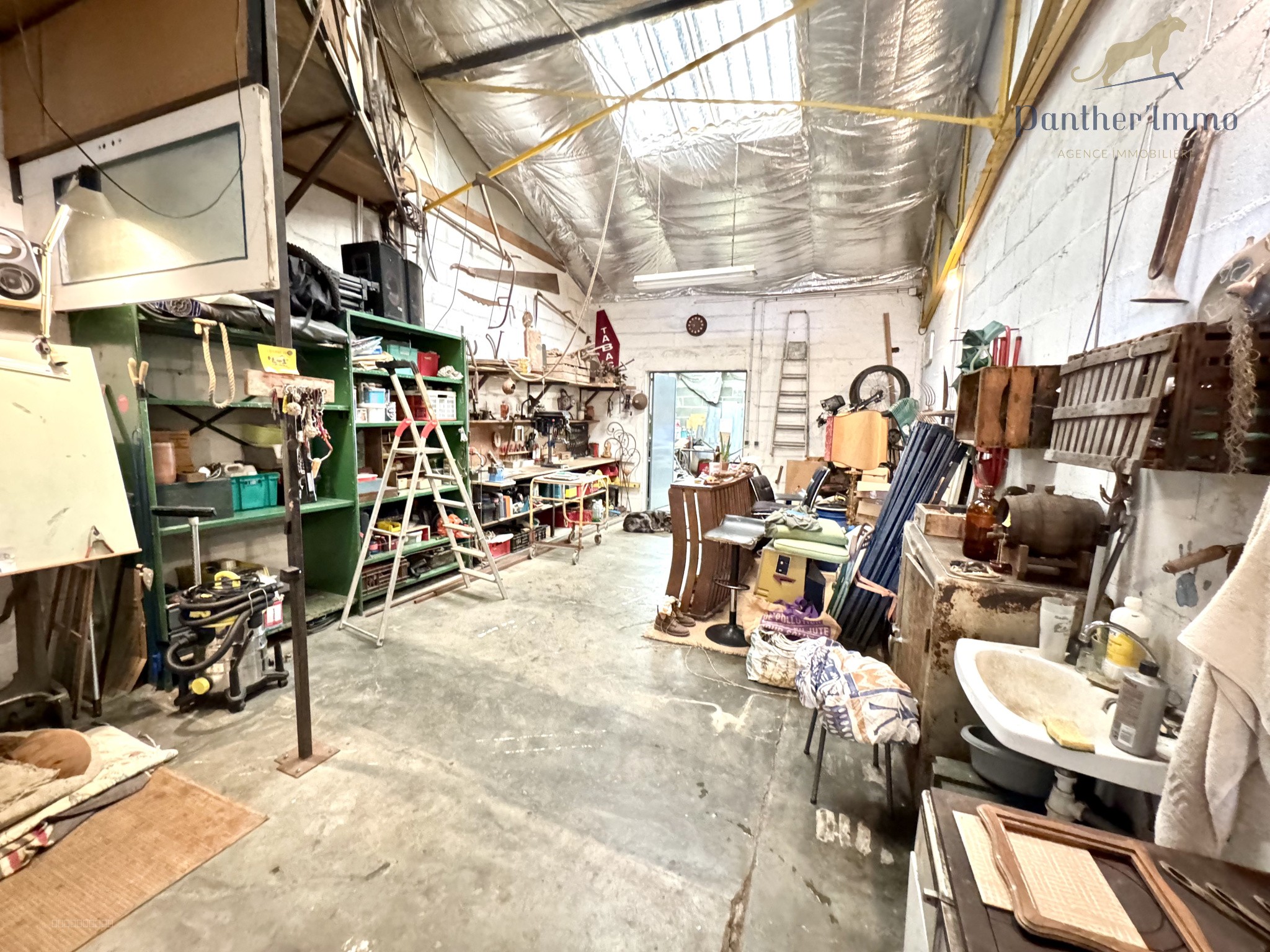 Beau Batiment Industriel en pleine Zone Artisanale dynamique. — photo 4