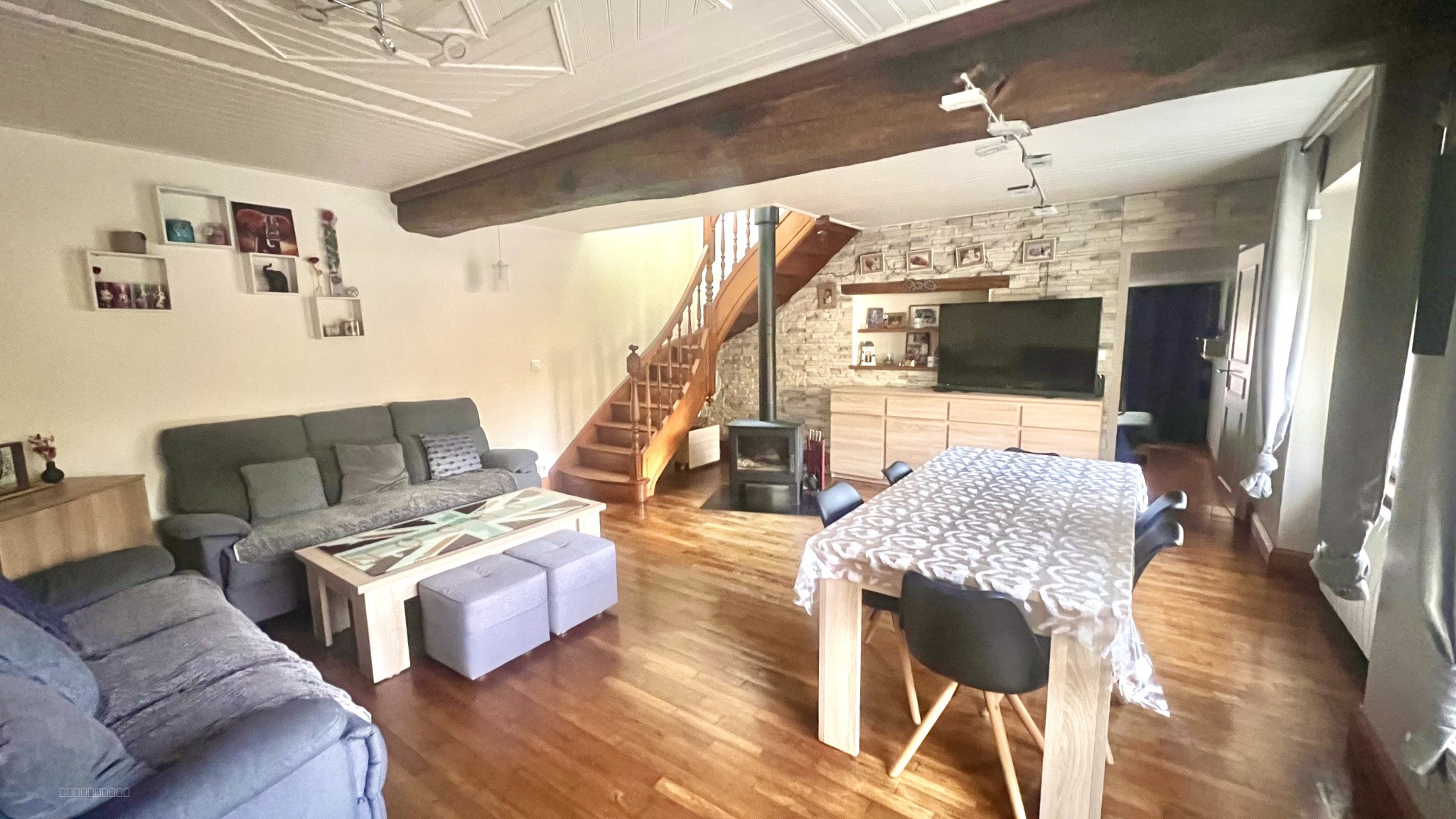 A VENDRE ENSEMBLE IMMOBILIER DANS L'ANCIEN - LA POUEZE (49370) — photo 2