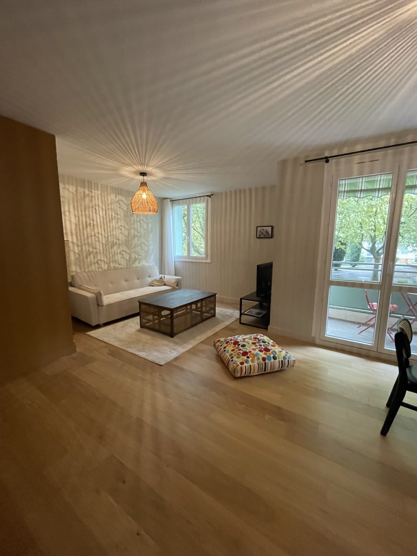 Salon lumineux — appartement à louer à Lyon — 66 m²
