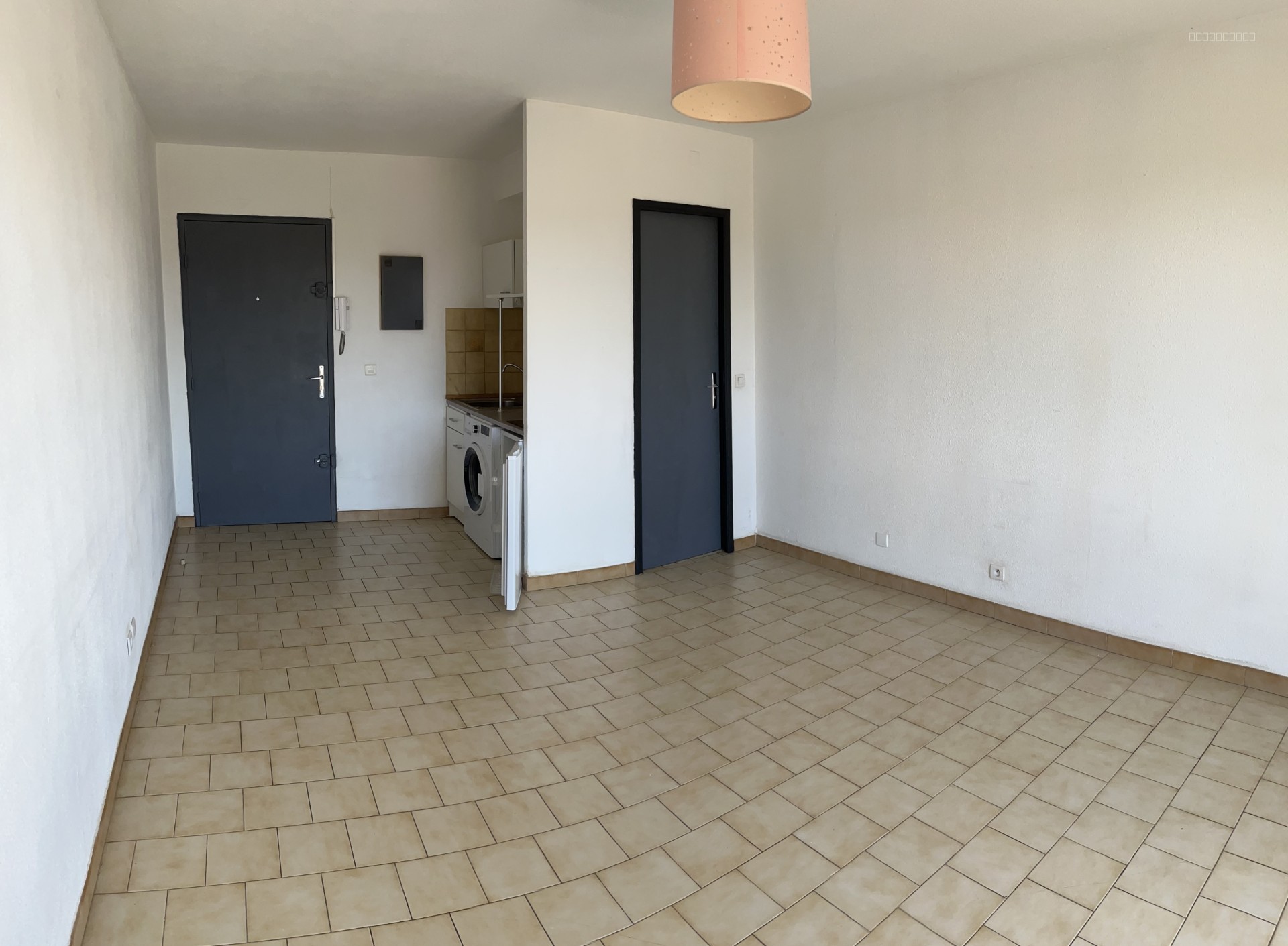 STUDIO LUMINEUX DANS RESIDENCE SECURISE + PARKING — photo 3