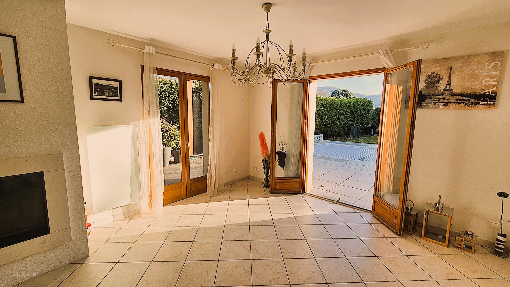 Maison familiale lumineuse avec vue, terrasse, piscine et grand garage — photo 4