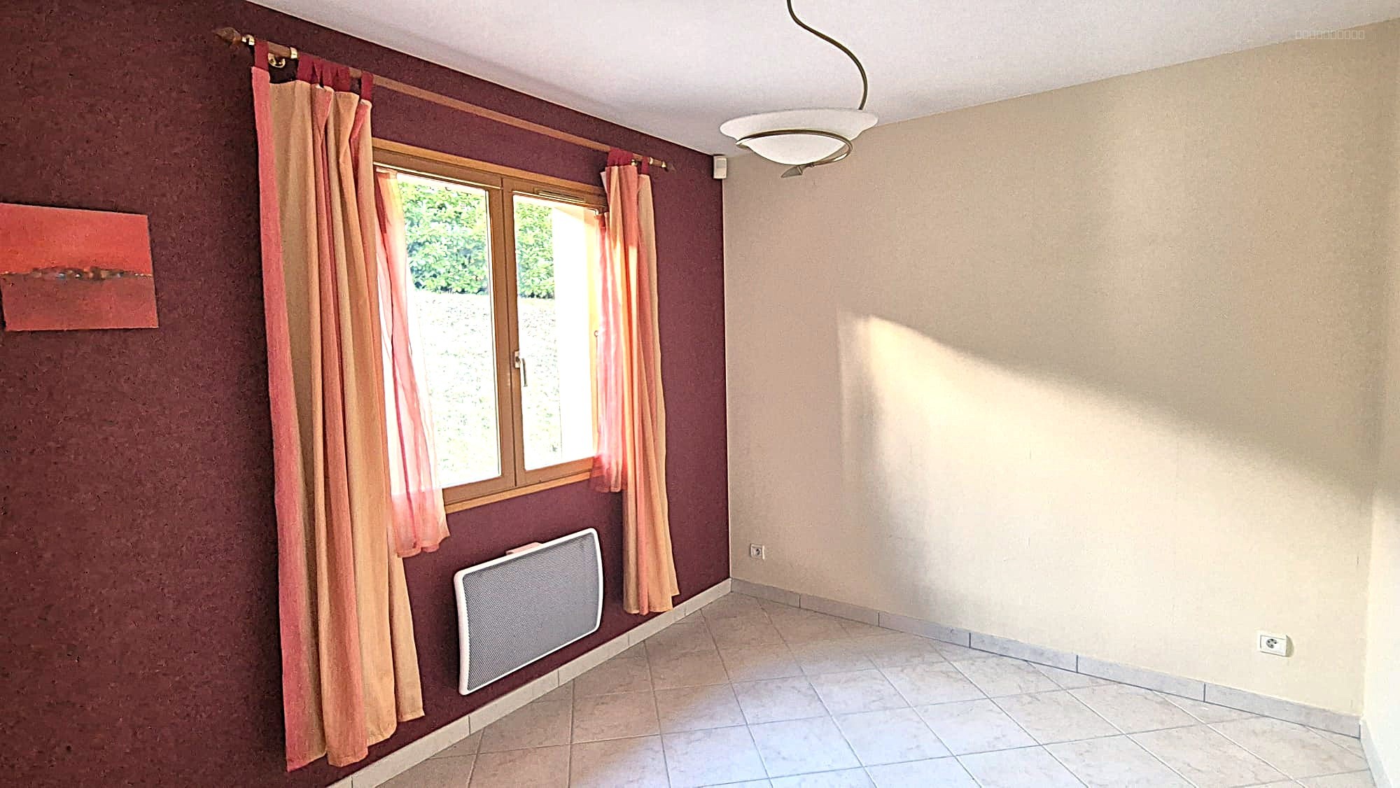 Maison familiale lumineuse avec vue, terrasse, piscine et grand garage — photo 9