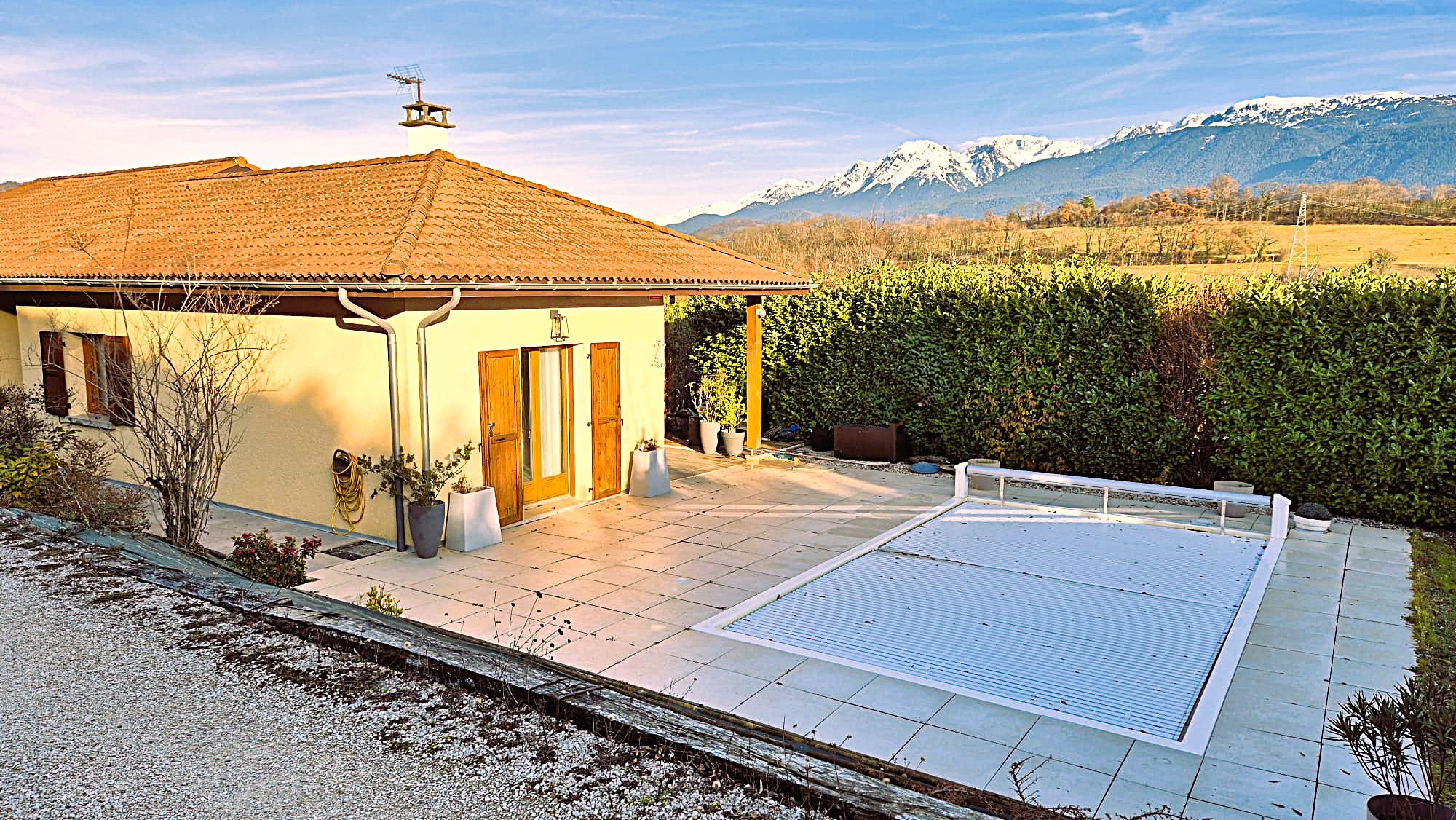 Maison familiale lumineuse avec vue, terrasse, piscine et grand garage — photo 12