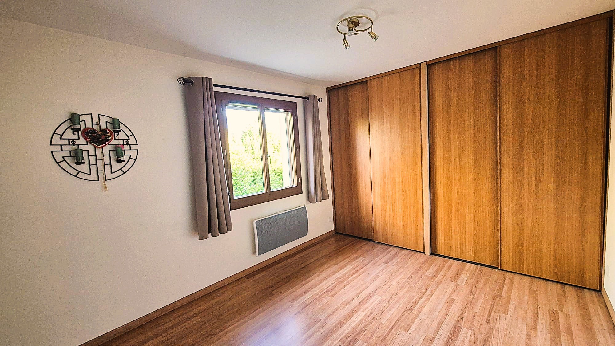Maison familiale lumineuse avec vue, terrasse, piscine et grand garage — photo 10