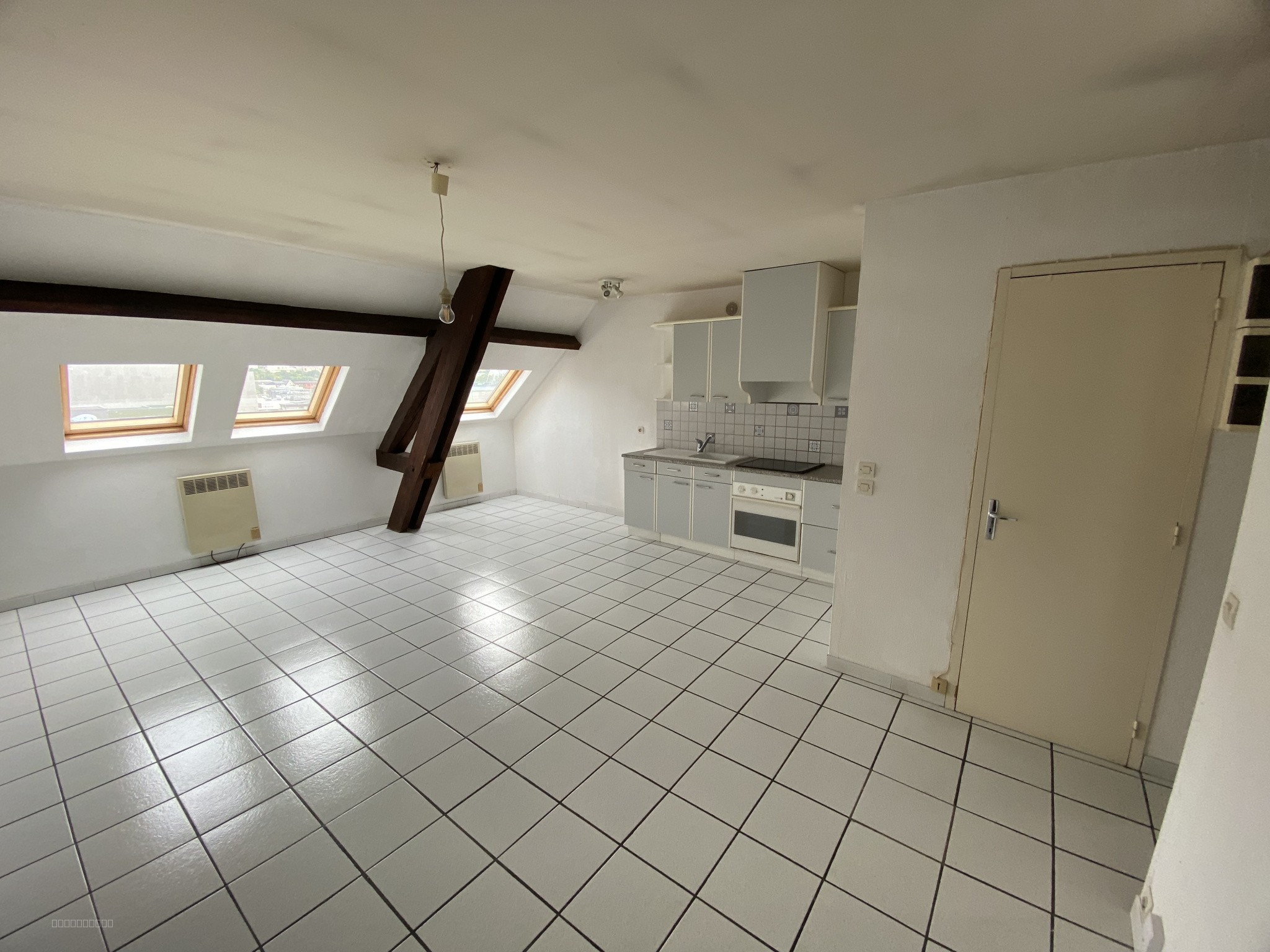 Appartement T2 de 37.8 m2 situé au 3ème et dernier étage d'un immeuble comprenant 8 lots à FECAMP — photo 2