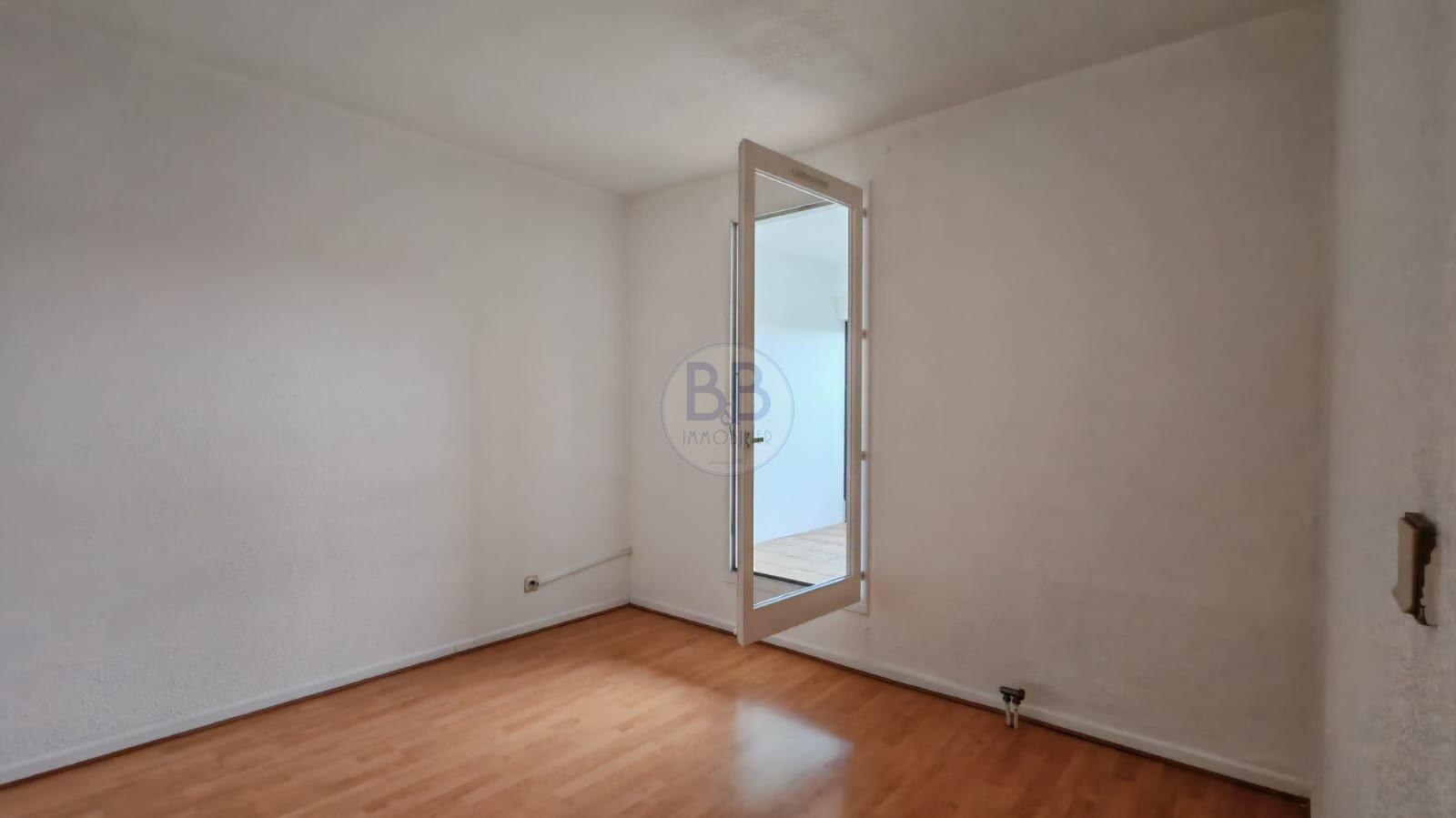DEUX PIECES EN DERNIER ETAGE proche CENTRE VILLE FREJUS — photo 6