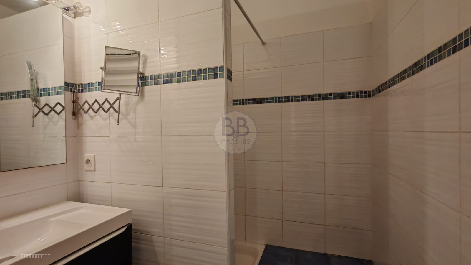 DEUX PIECES EN DERNIER ETAGE proche CENTRE VILLE FREJUS — photo 8