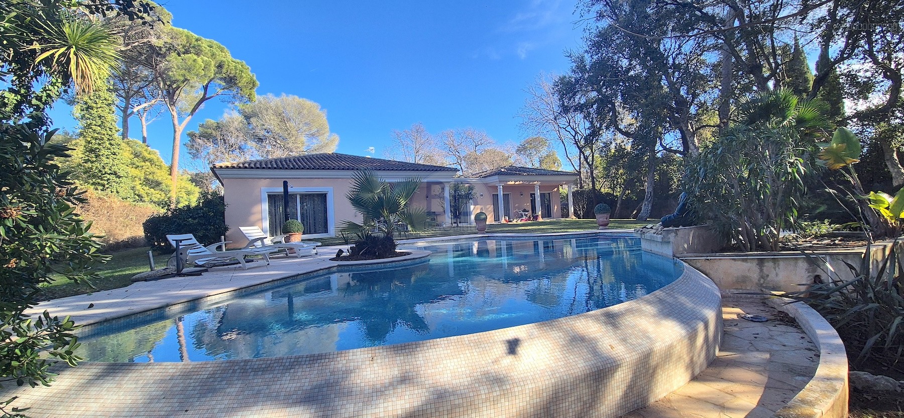 EXCLUSIVITÉ : PROPRIÉTÉ RARE DE PLAIN-PIED À SAINT-RAPHAËL, VALESCURE — photo 9