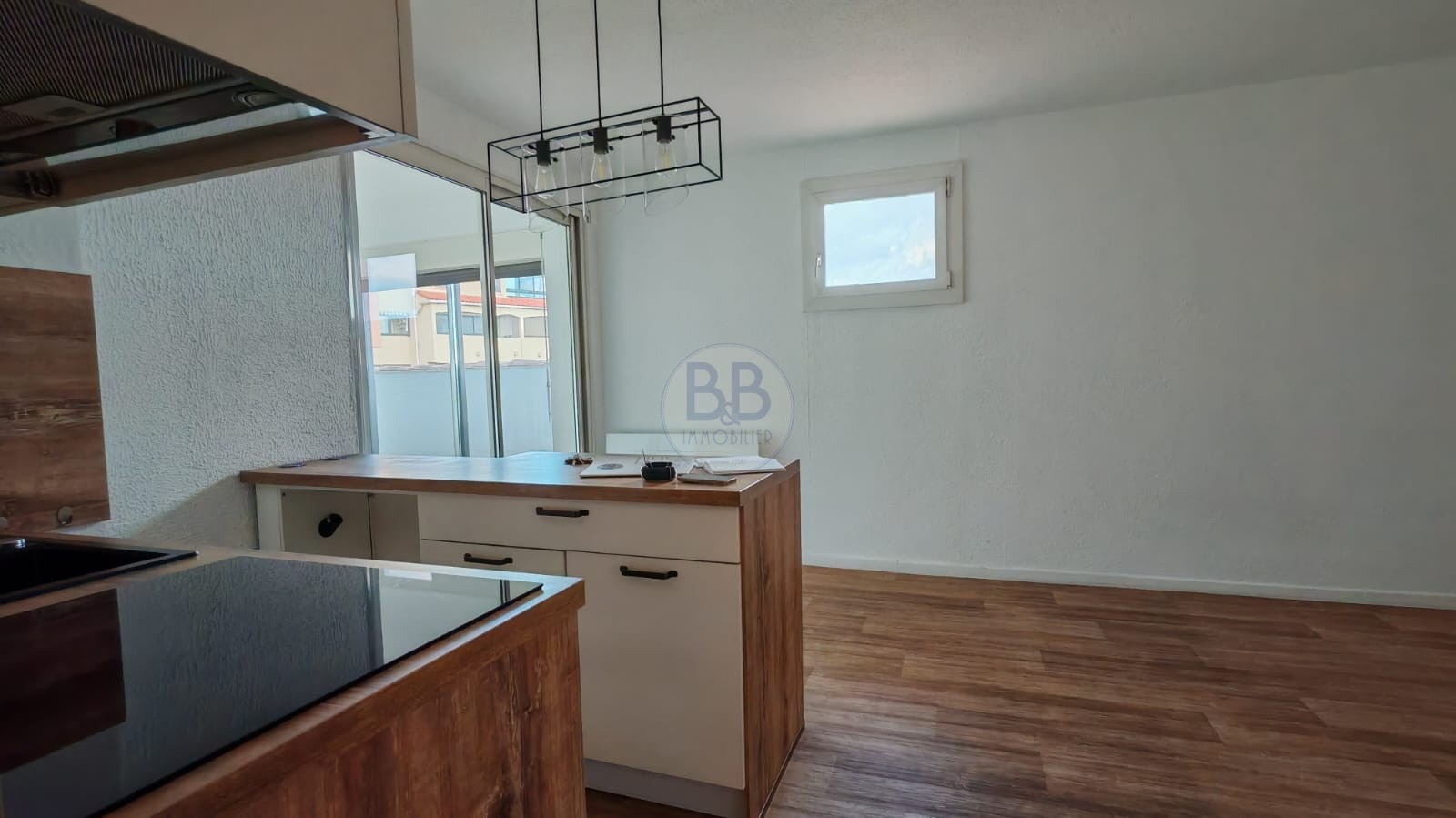 DEUX PIECES EN DERNIER ETAGE proche CENTRE VILLE FREJUS — photo 4