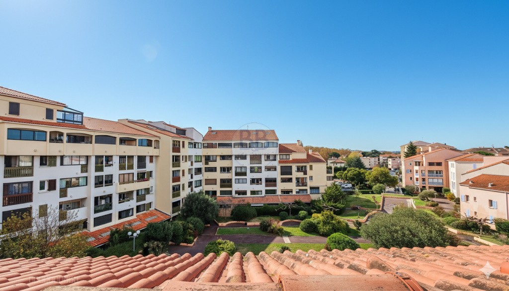 DEUX PIECES EN DERNIER ETAGE proche CENTRE VILLE FREJUS — photo 2