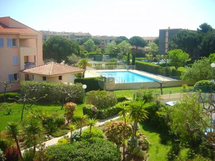 DEUX PIECES EN DERNIER ETAGE proche CENTRE VILLE FREJUS — photo 3