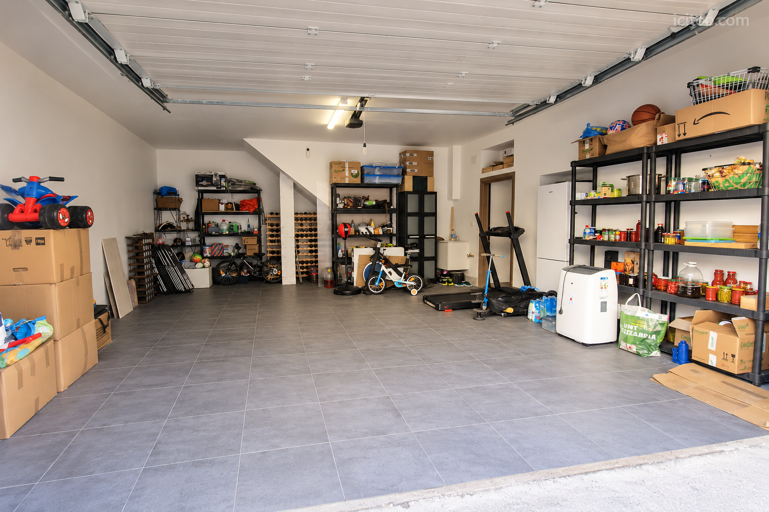 Grand garage aménagé avec rangements, espace pour véhicules, maison à vendre à Nîmes.