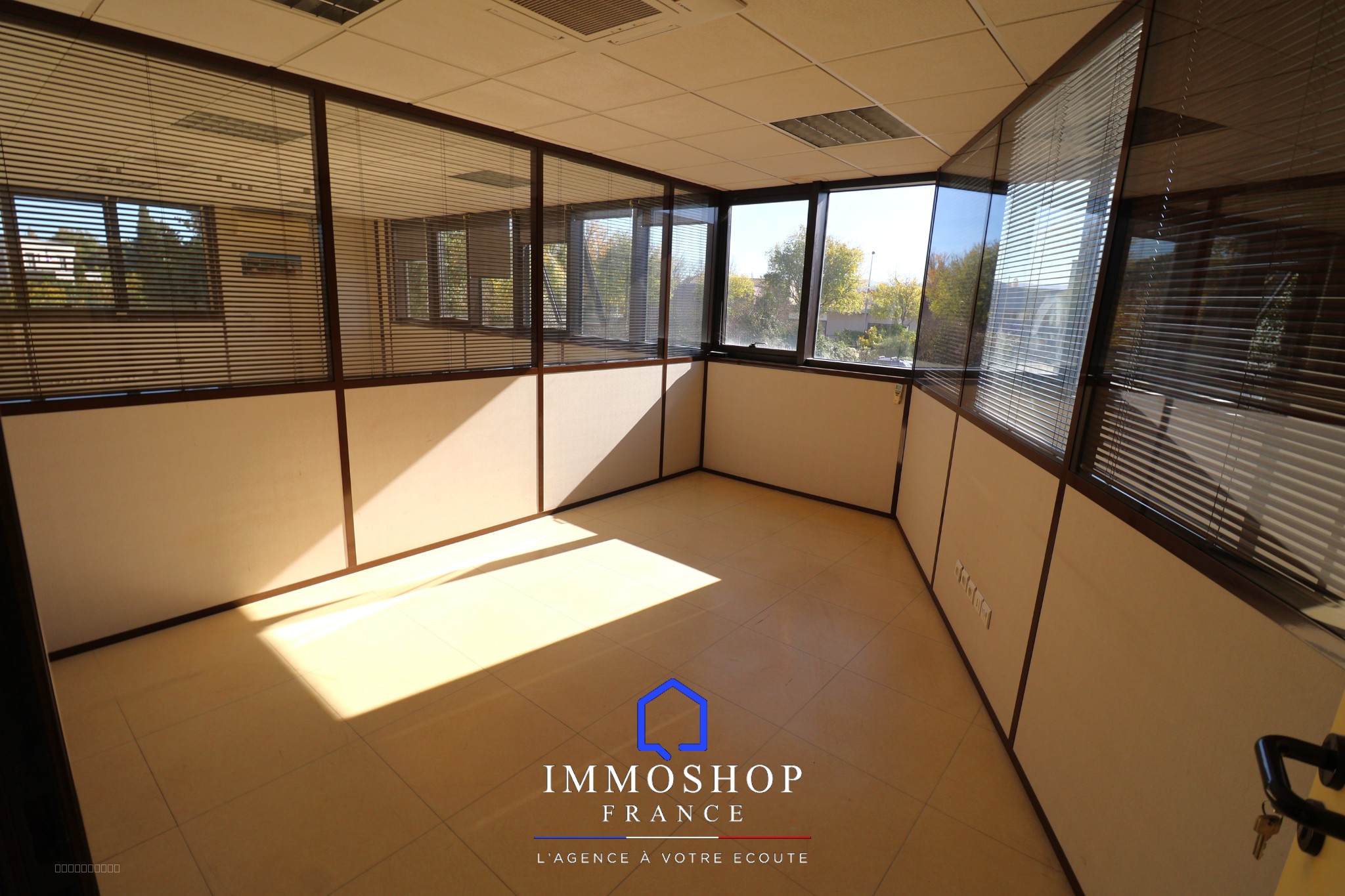 ENTREPOT + BUREAU 814 m2 PERTUIS 84120 — photo 12