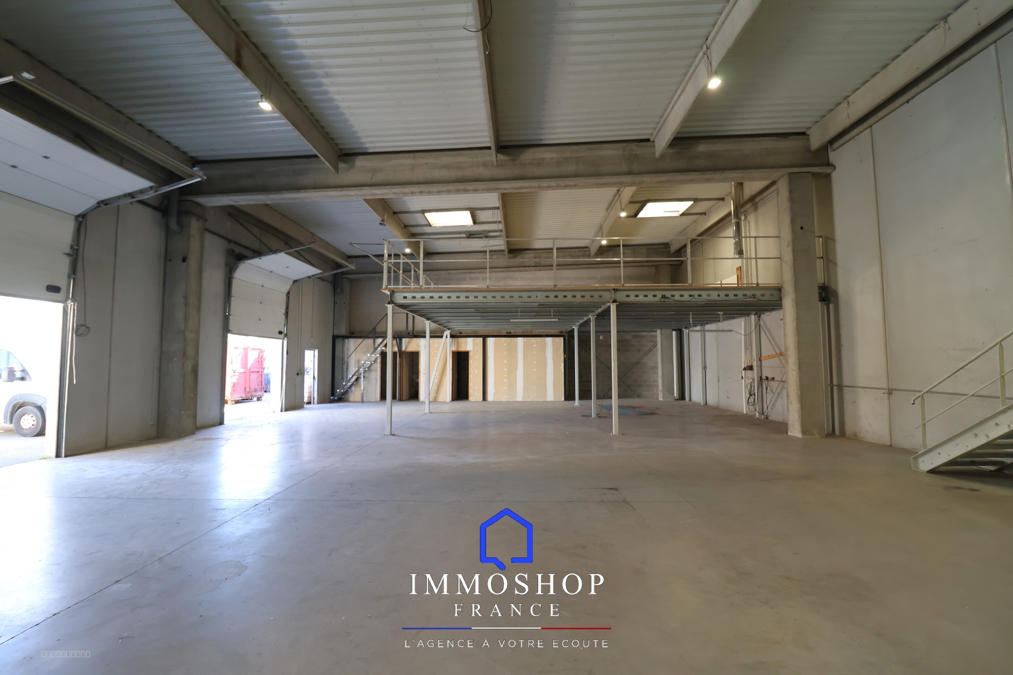ENTREPOT + BUREAU 814 m2 PERTUIS 84120 — photo 4
