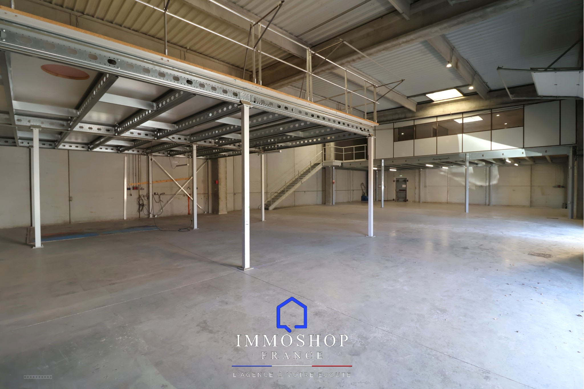 ENTREPOT + BUREAU 814 m2 PERTUIS 84120 — photo 6
